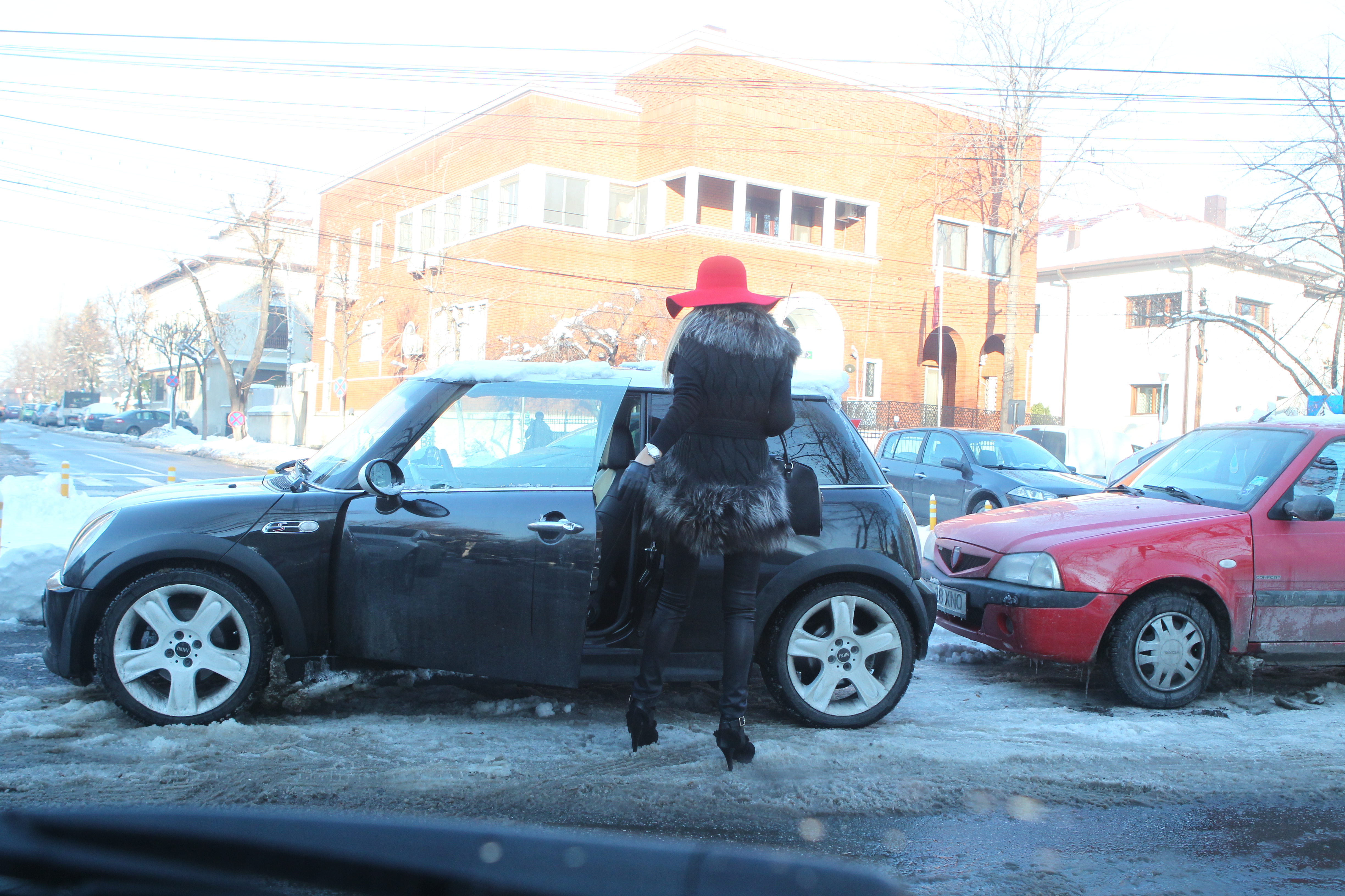 Blonda coboara cu greu din autoturismul ei