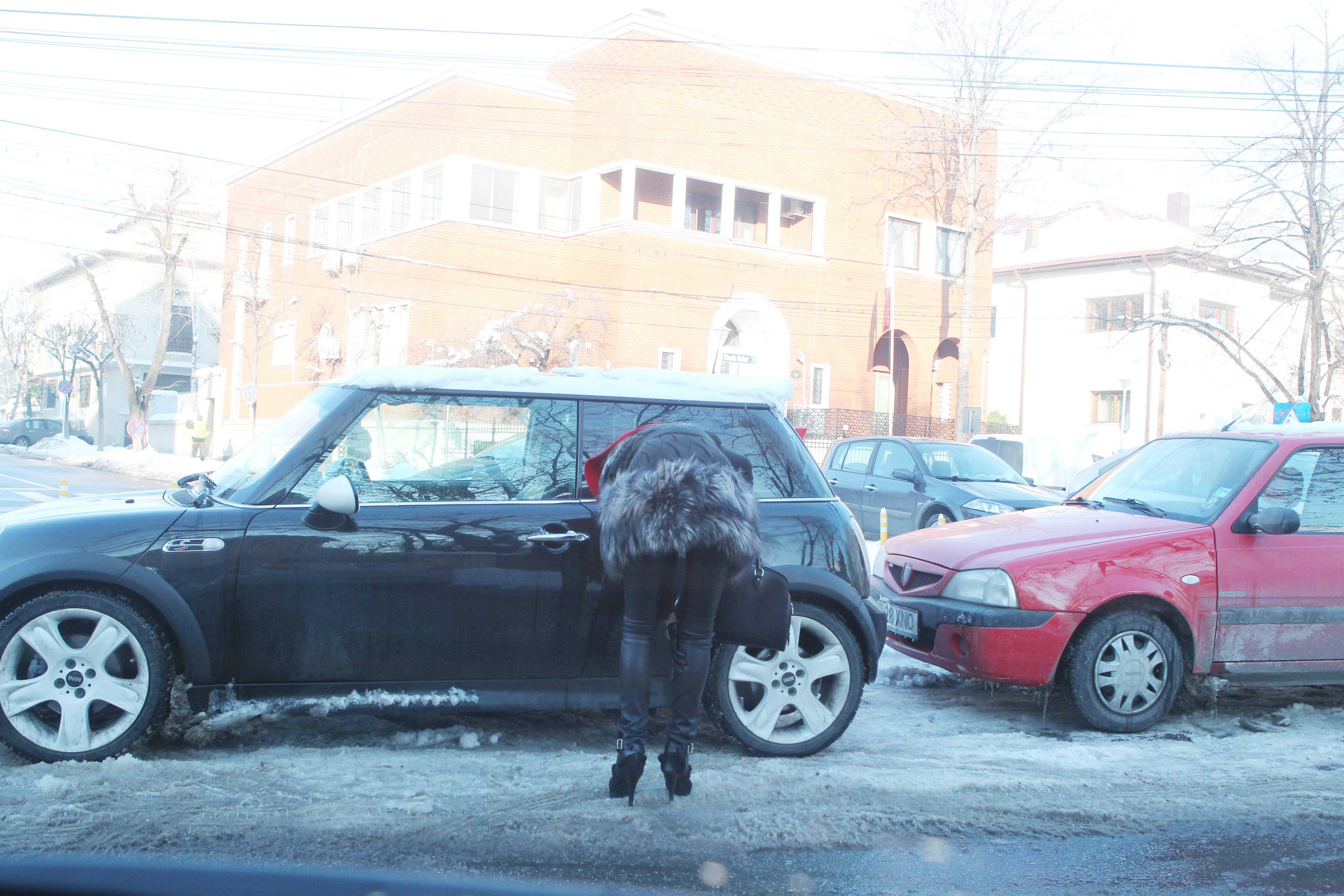 Chiar daca de abia isi mentinea echilibrul pe tocurile de 15 cm, Daiana a gasit forta sa se aplece pentru a lua ceva de jos