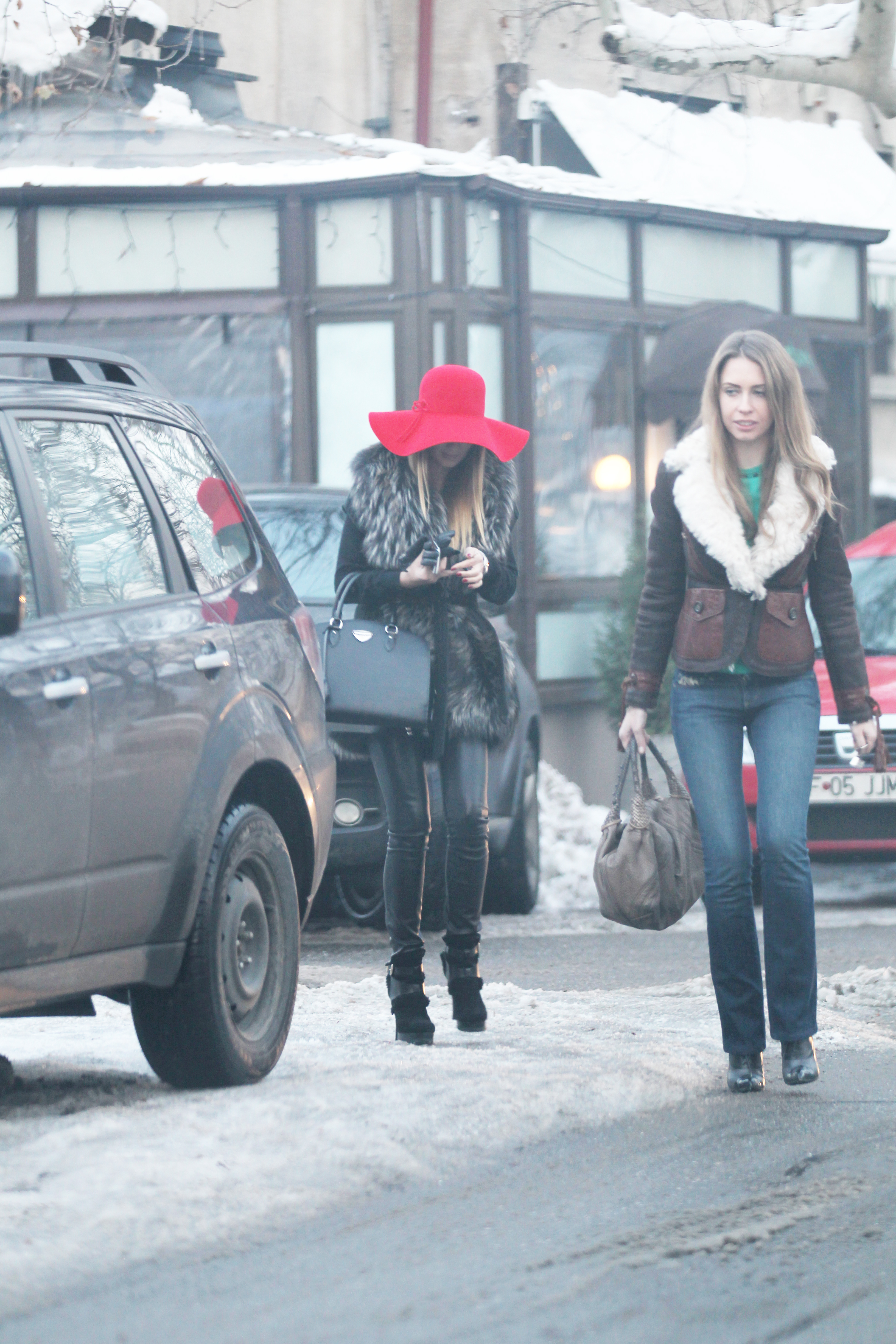 Tanara a iesit la masa alaturi de prietenele ei