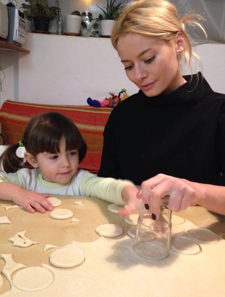 Laura Cosoi învaţă să facă gogoşi! Vezi cine o învaţă pe blondină arta culinară!