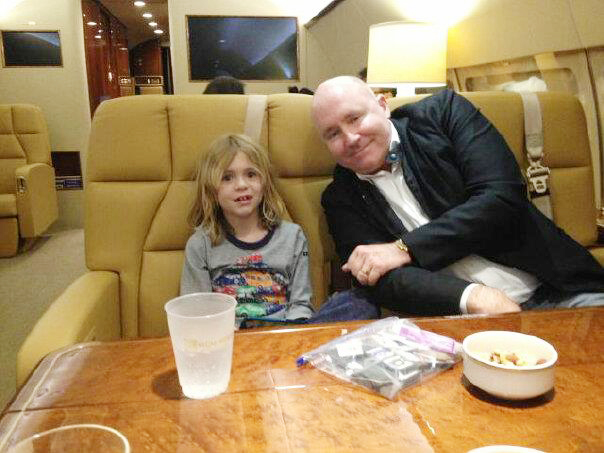 Sotul si fiul designerului roman au parte de tot confortul