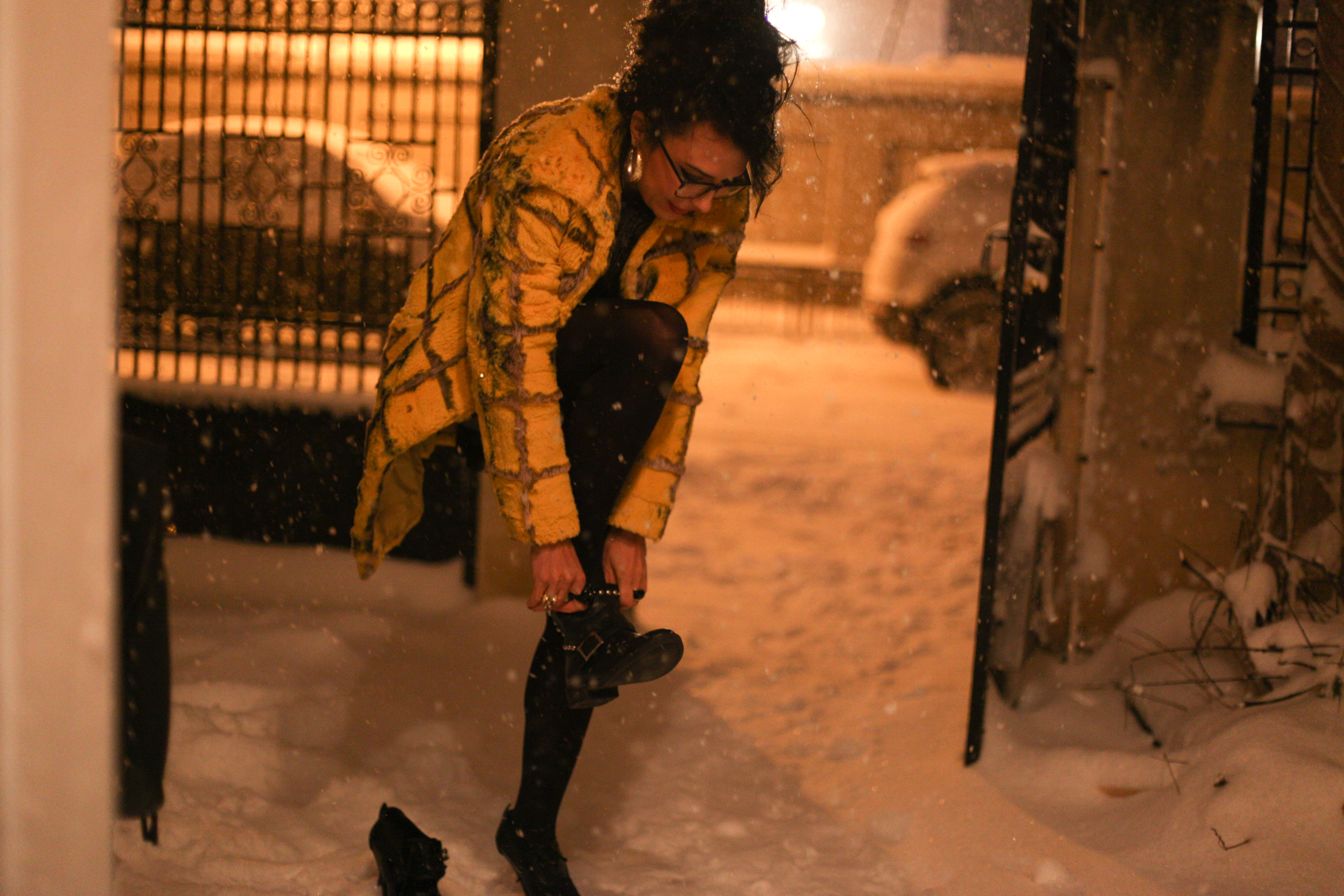 DJ-ita incalta ghetutele de schimb si scapa de pantofii cu toc