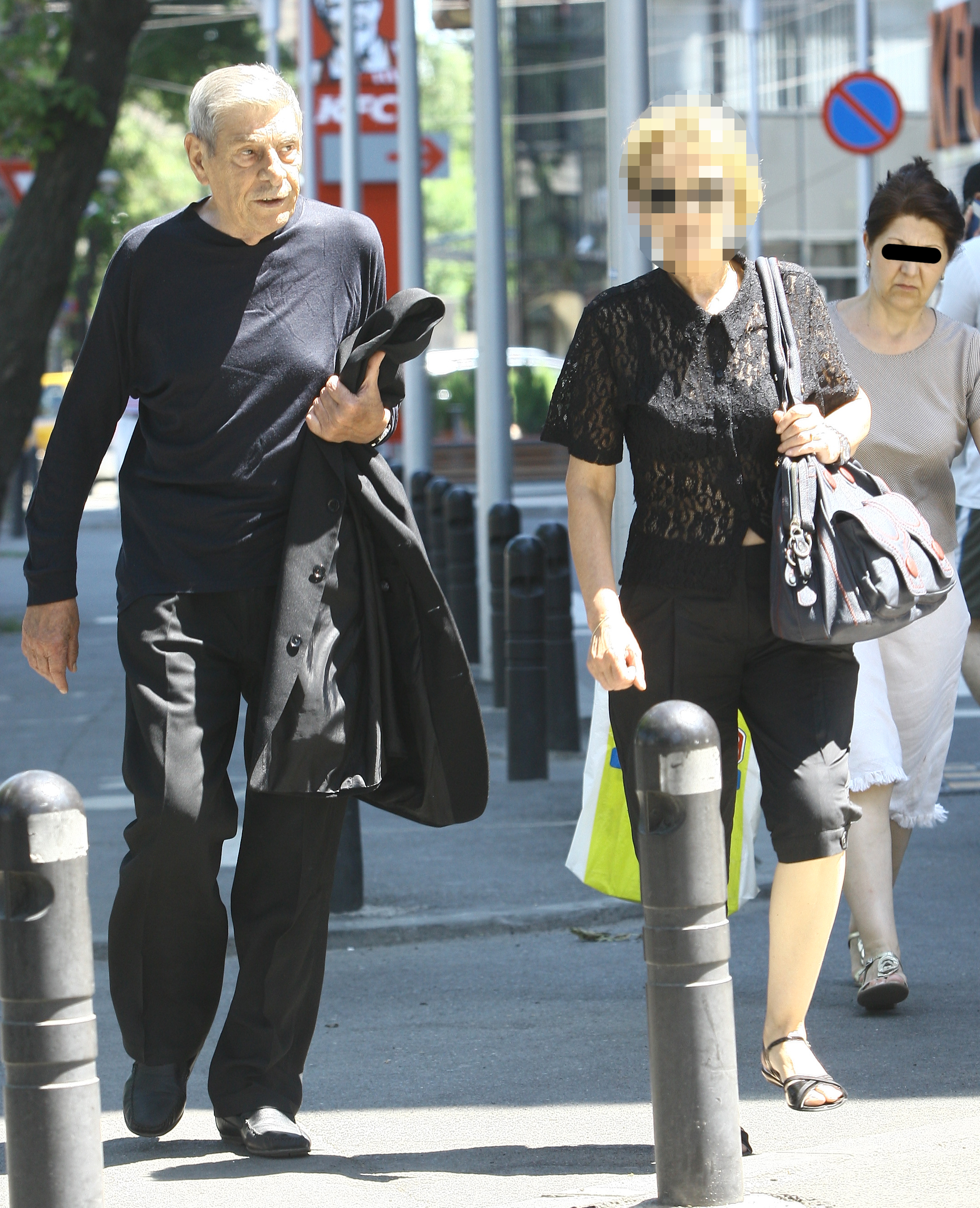 In vara acestui an, artistul a fost fotografiat de catre paparazzii CANCAN.ro in timpul unei plimbari