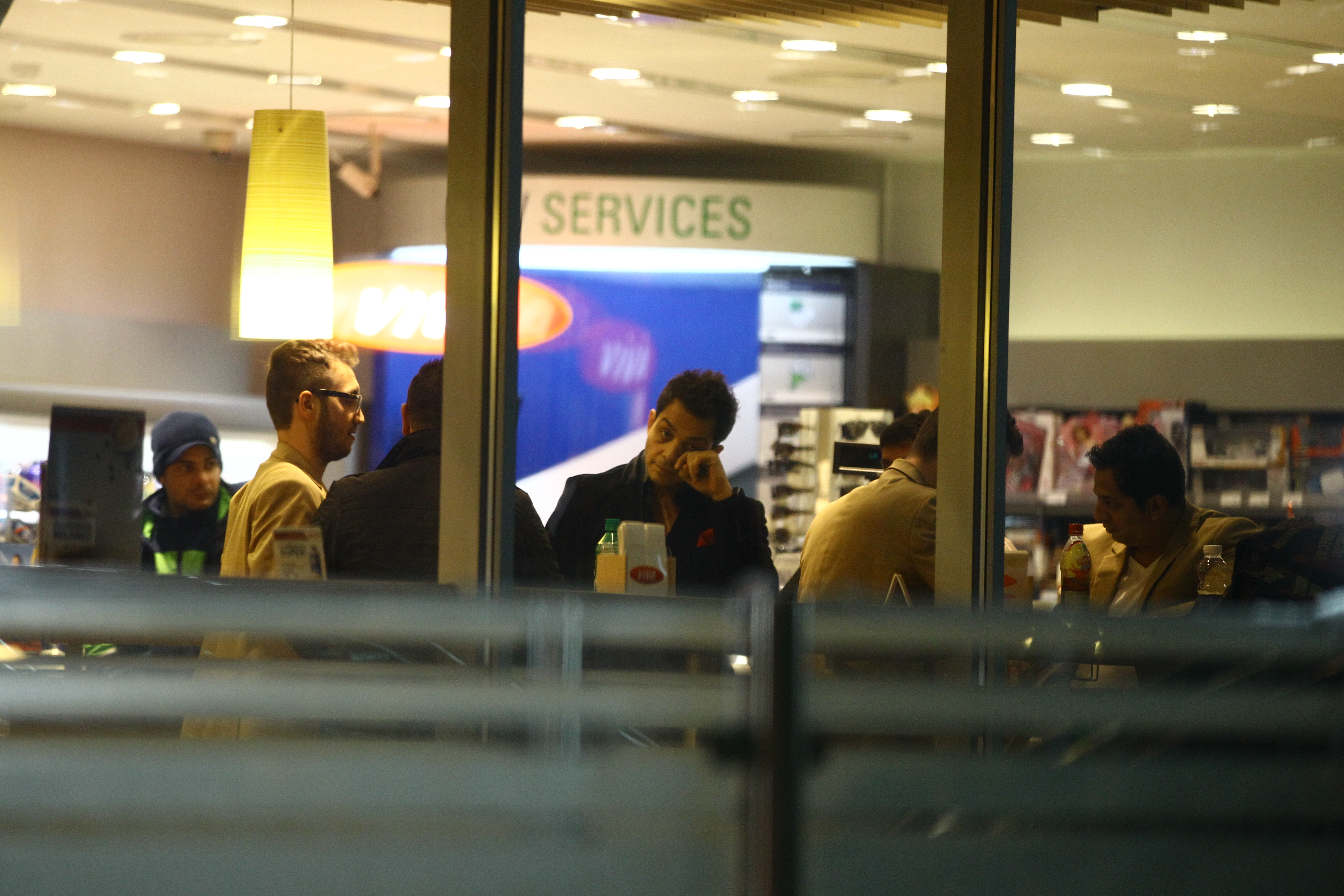 Solistul si-a adunat baietii din trupa si impreuna au facut o scurta repetitie, inainte de concert