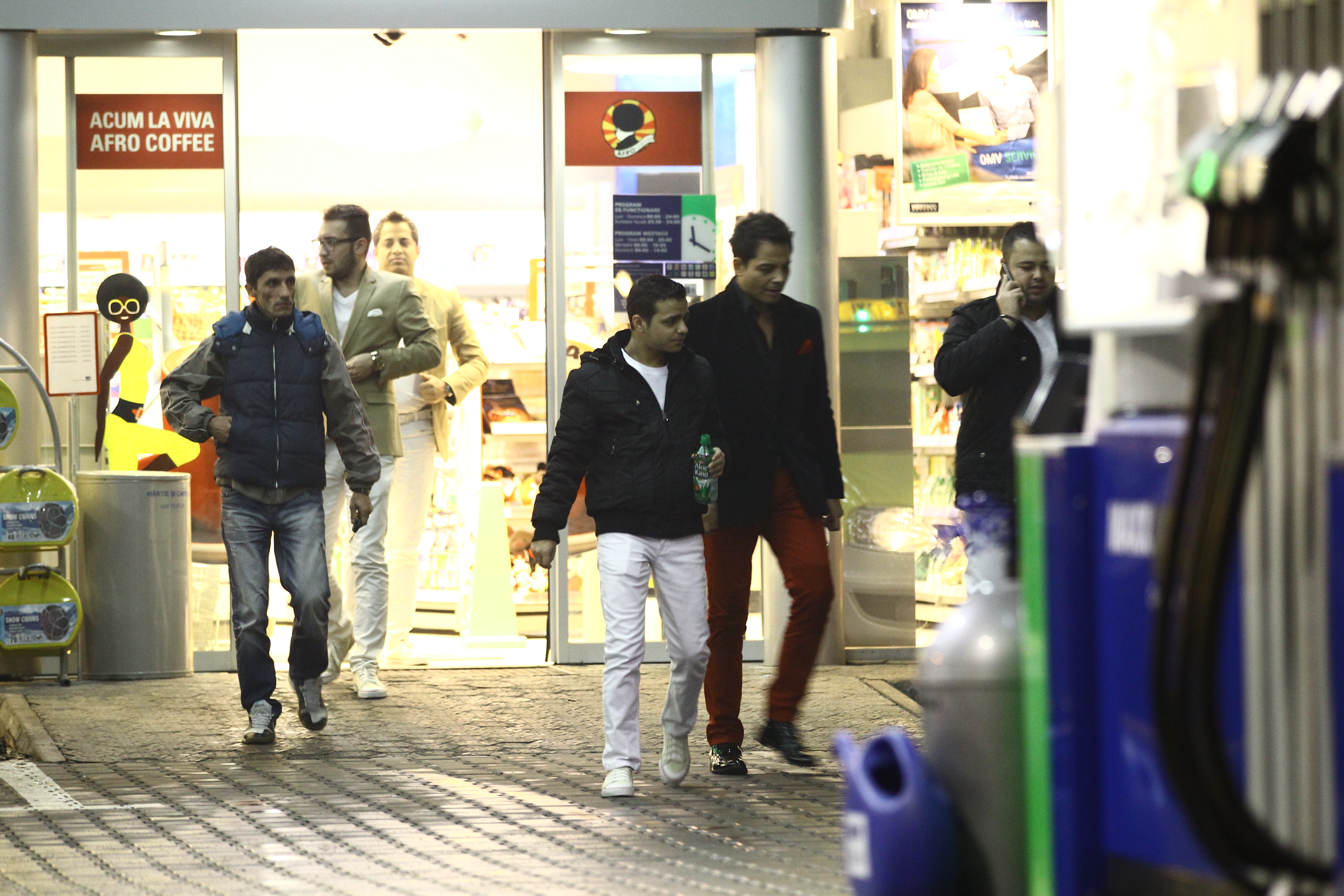 Artistii au stat in benzinarie cateva minute bune, spre uimirea celorlalti clienti, dar si a personalului