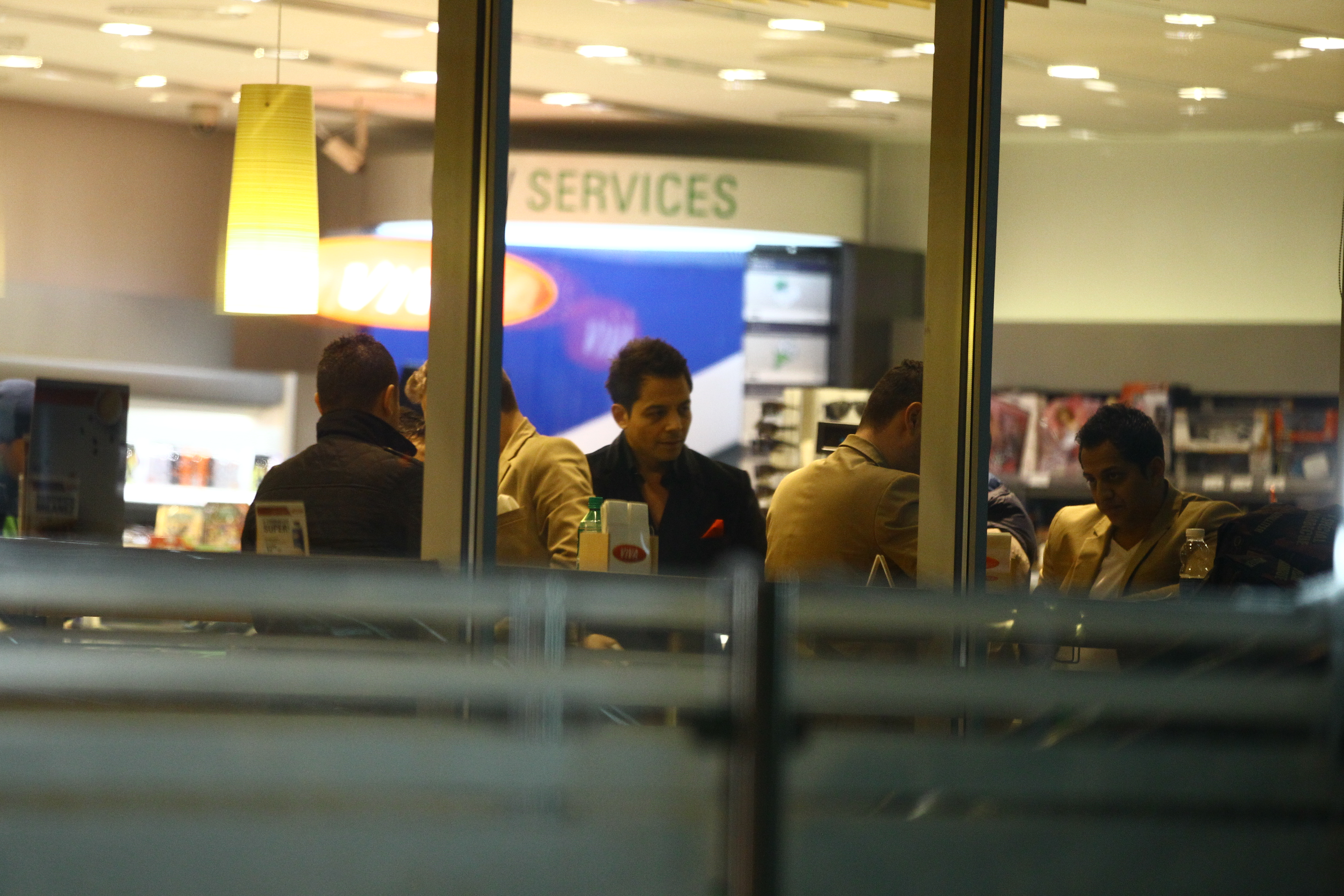 Jean de la Craiova si baietii lui au factu vocalize cateva minute bune, in benzinarie