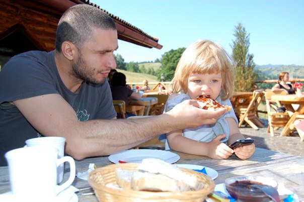 Chiar daca este celebru si a prin contracte la Hollywood, actorul nu se da in laturi sa aiba grija de fiica sa