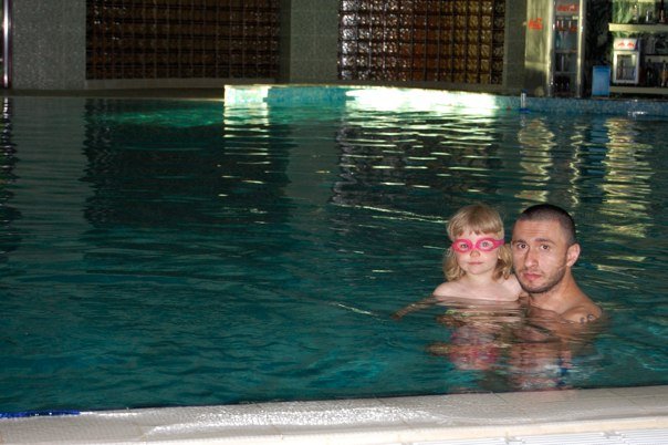 Cand au timp, tatal si fiica prefera sa mearga la piscina