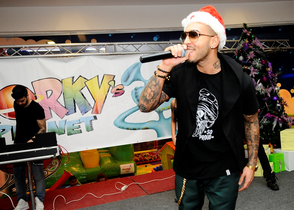 Alex Velea, Moş Crăciun în roller coaster! “Femeile mă vor sub bradul lor!”