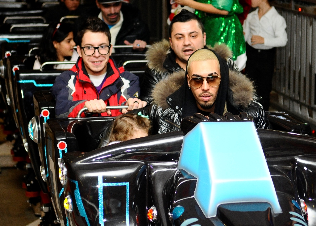 Alex Velea, Moş Crăciun în roller coaster! “Femeile mă vor sub bradul lor!”