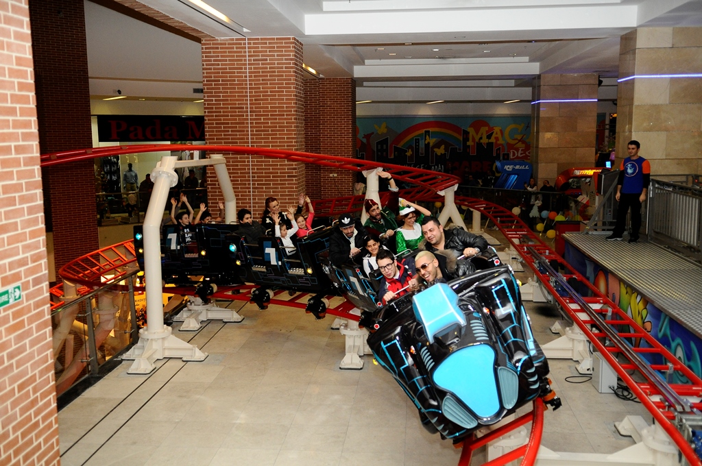 Alex Velea, Moş Crăciun în roller coaster! “Femeile mă vor sub bradul lor!”