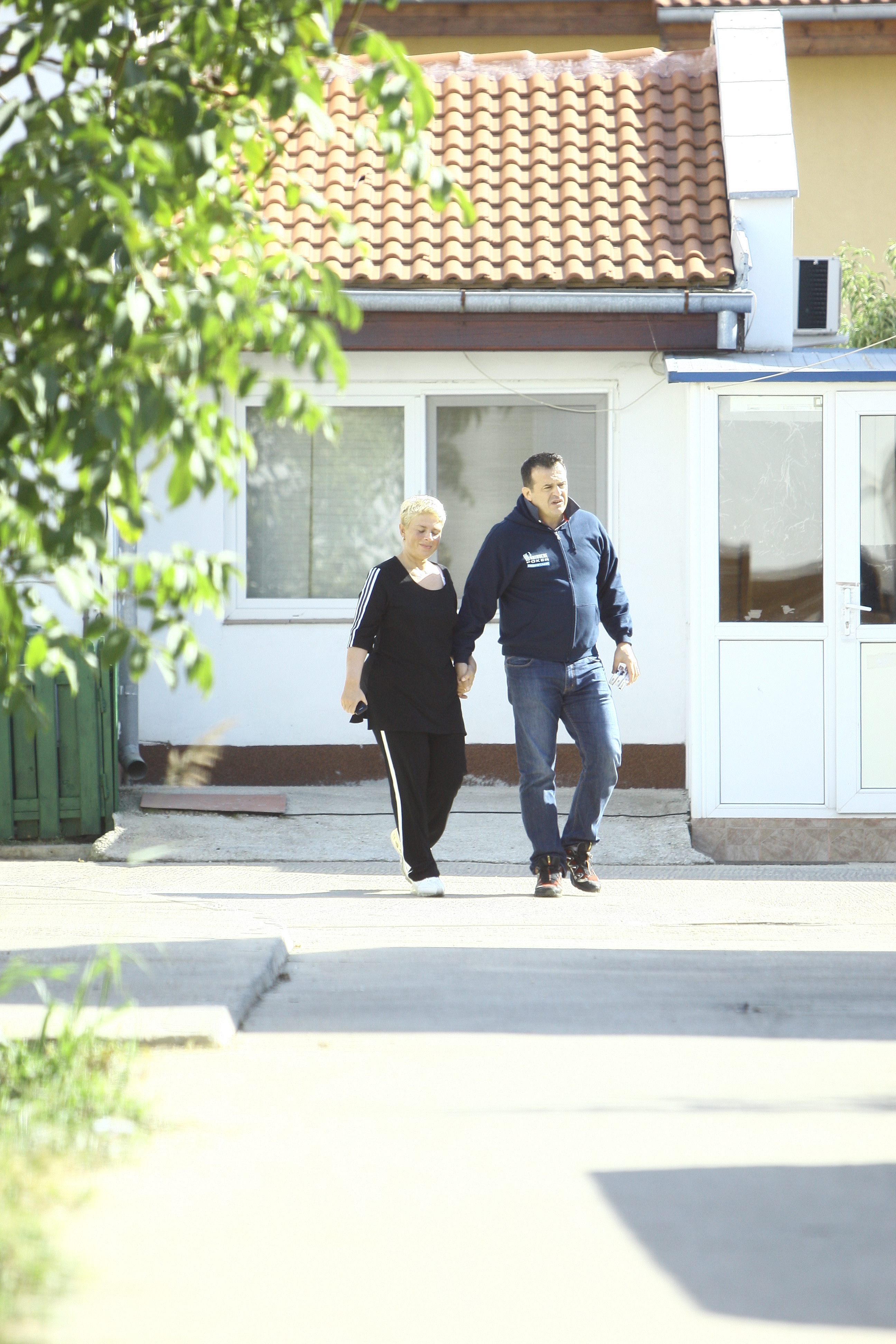 Teo si sotul ei mergeau pe strada ca doi adolescenti indragostiti, numai tinandu-se de mana sau de mijloc