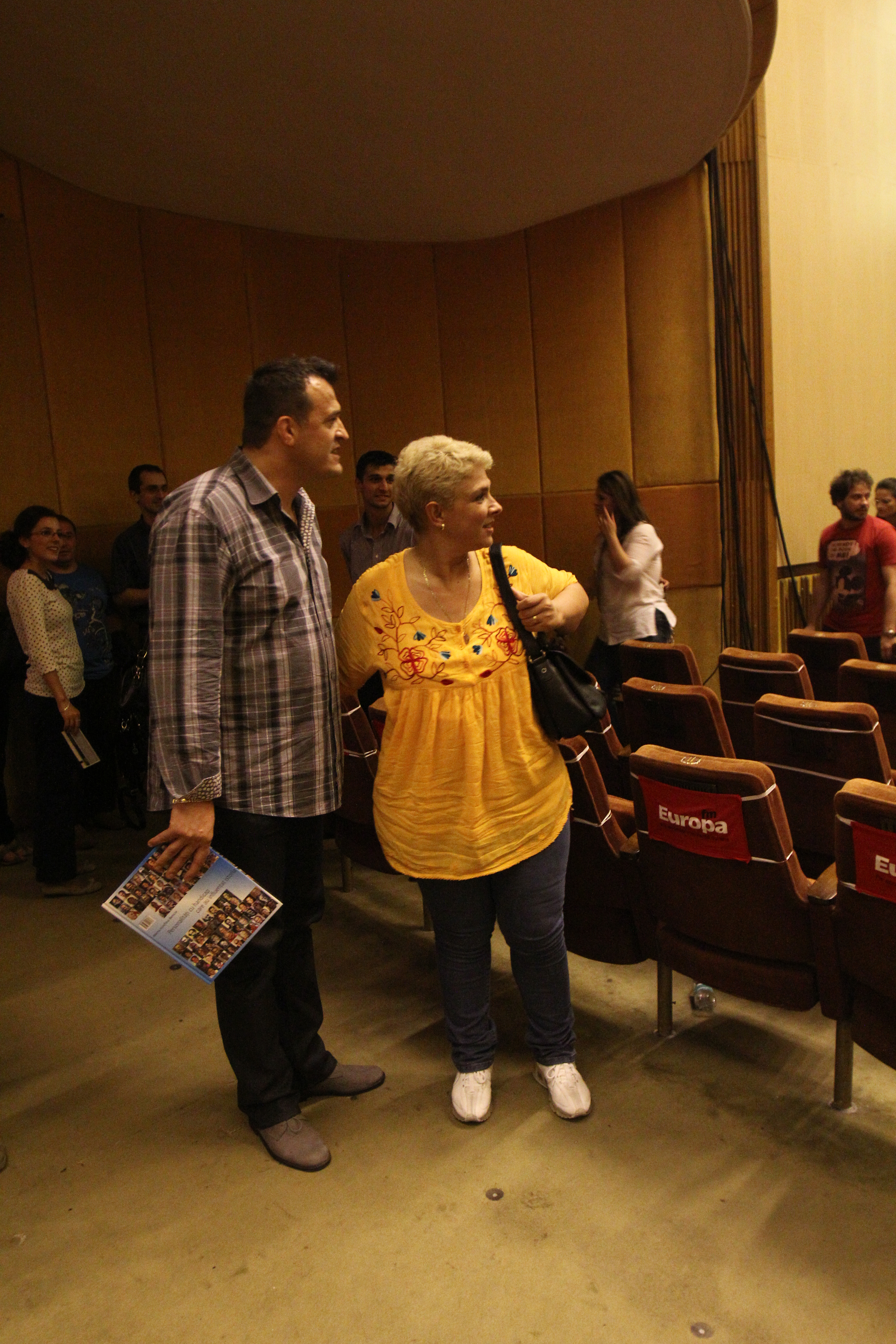 Extrem de grijuliu, Constantin a mers in urma lui teo, pentru a se asigura ca vedete este ferita de multime