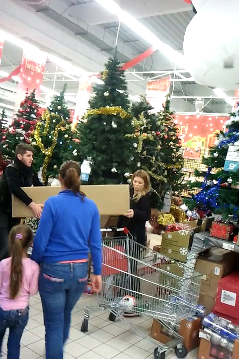 Deoarece cutia era prea mare, cei doi amorezi intampina dificultati la transport