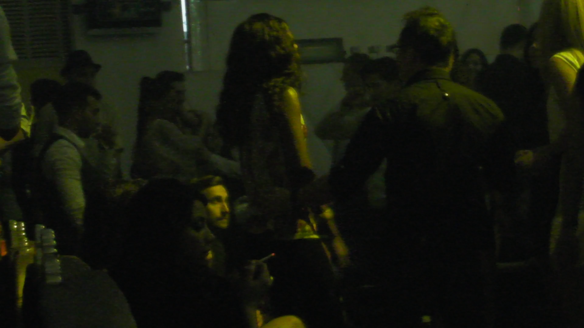 In timp ce domnisoara se misca provocator, prezentatorul TV o fixa cu privirea