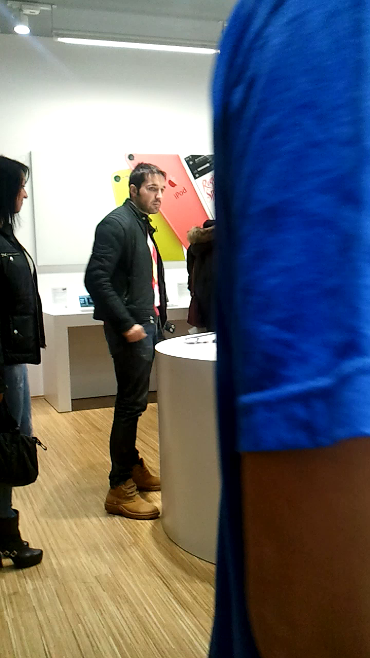 Tudy s-a oprit la un magazin de electrocasnice pentru a admira ultimele tendinte in materie de telefoane mobile