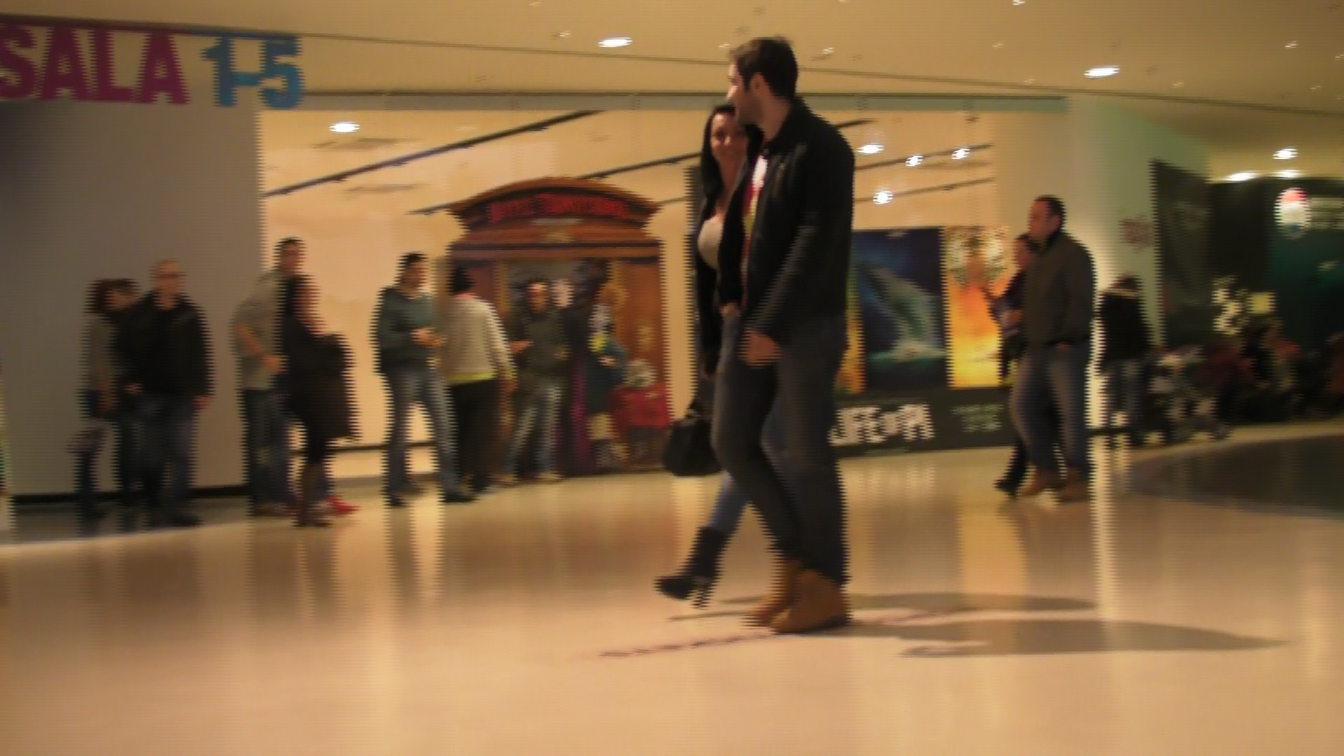 Dupa ce barbatul si-a terminat treaba, cei doi amorezi merg impreuna la film