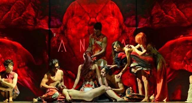 Scene de sex si costume pline de sange