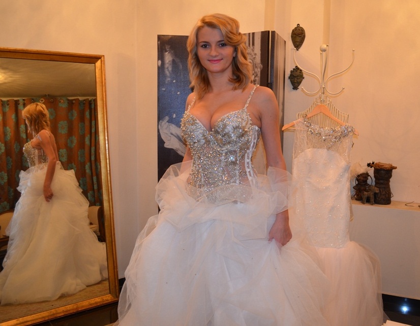 Blonda este tare mandra de felul in care arata