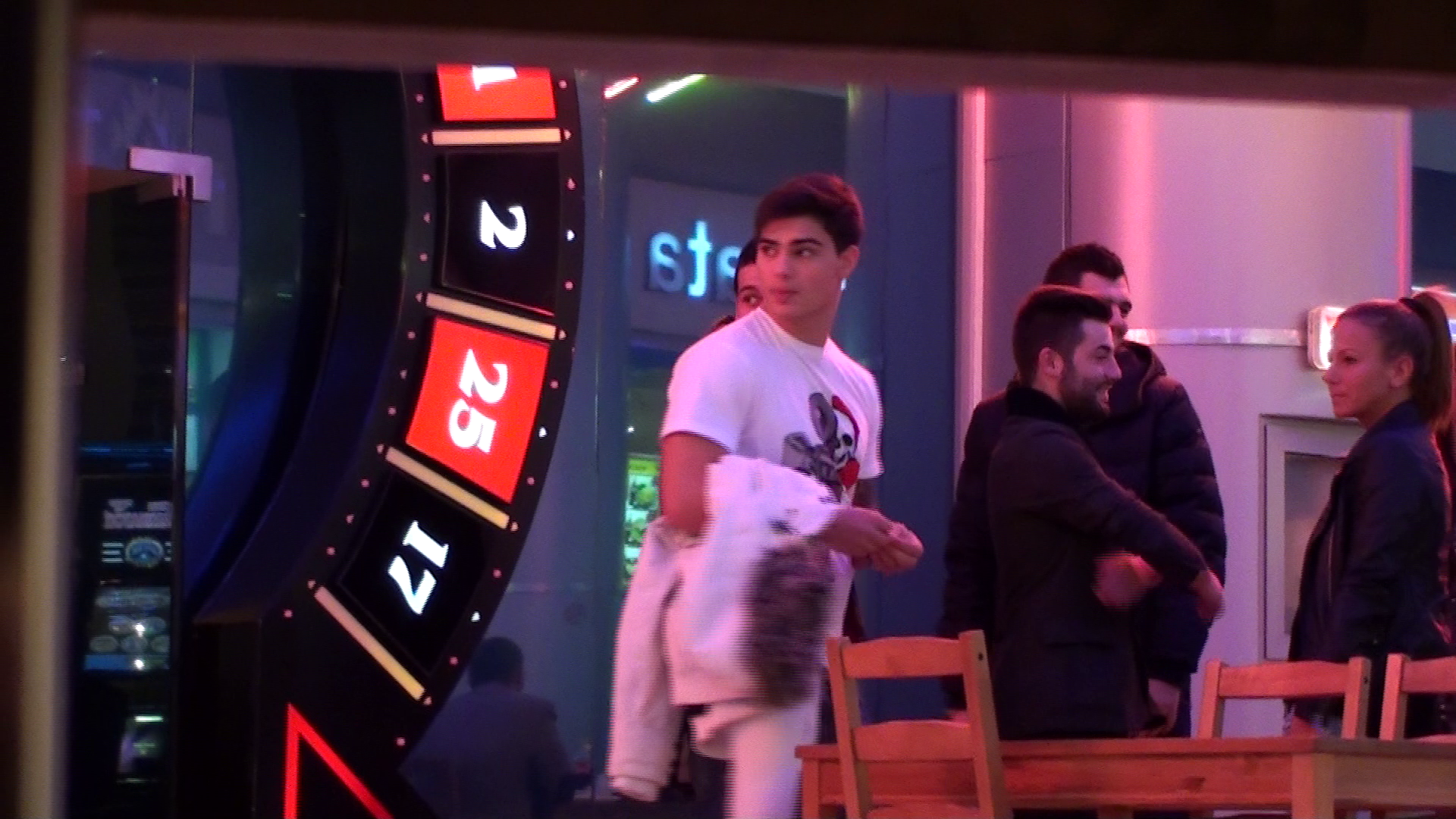 Distractia a continuat cu gasca, la o sala de jocuri