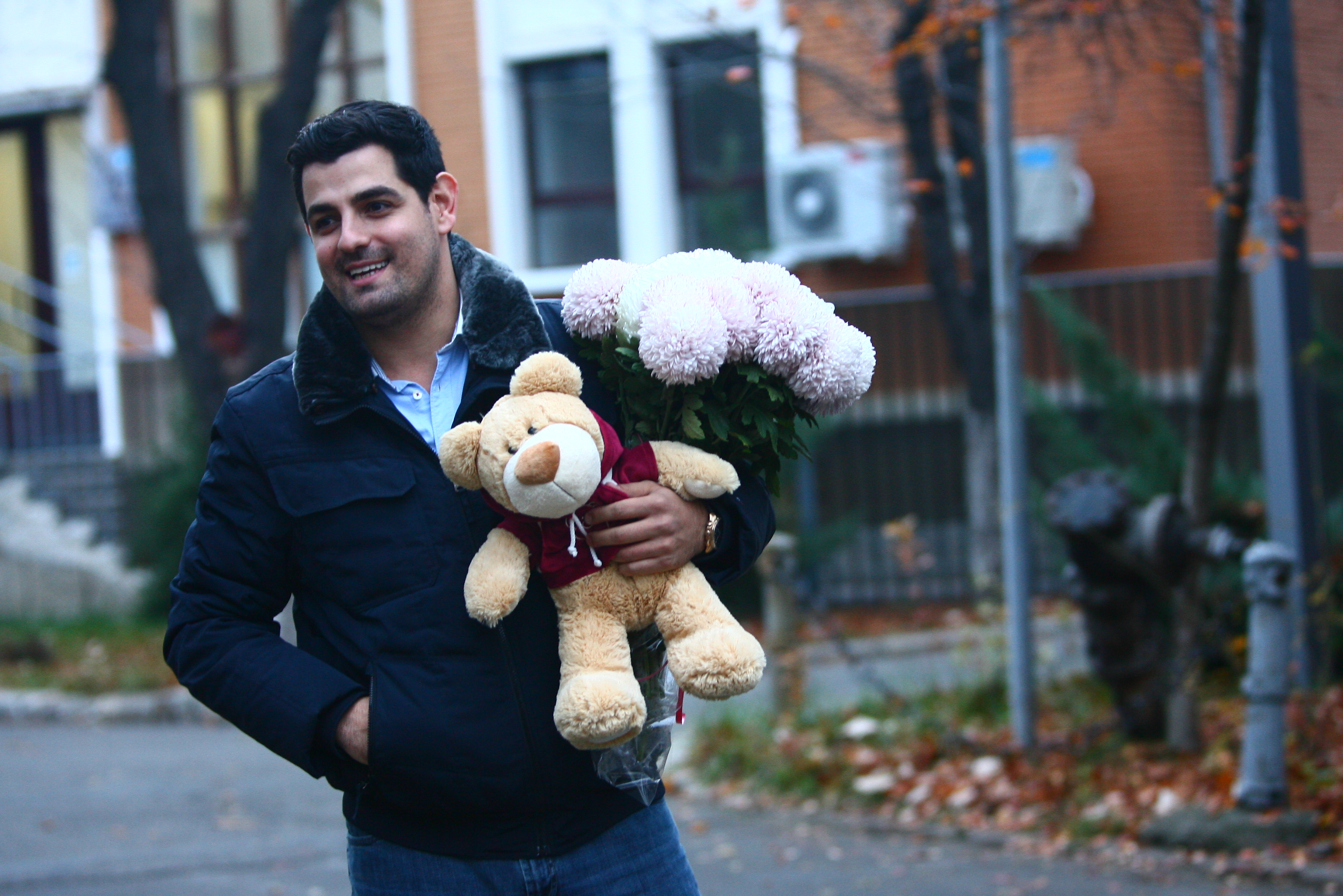 Doru Tinca, impresarul si partenerul lui Ellie White a fost fotografiat cand mergea cu daruri la maternitate