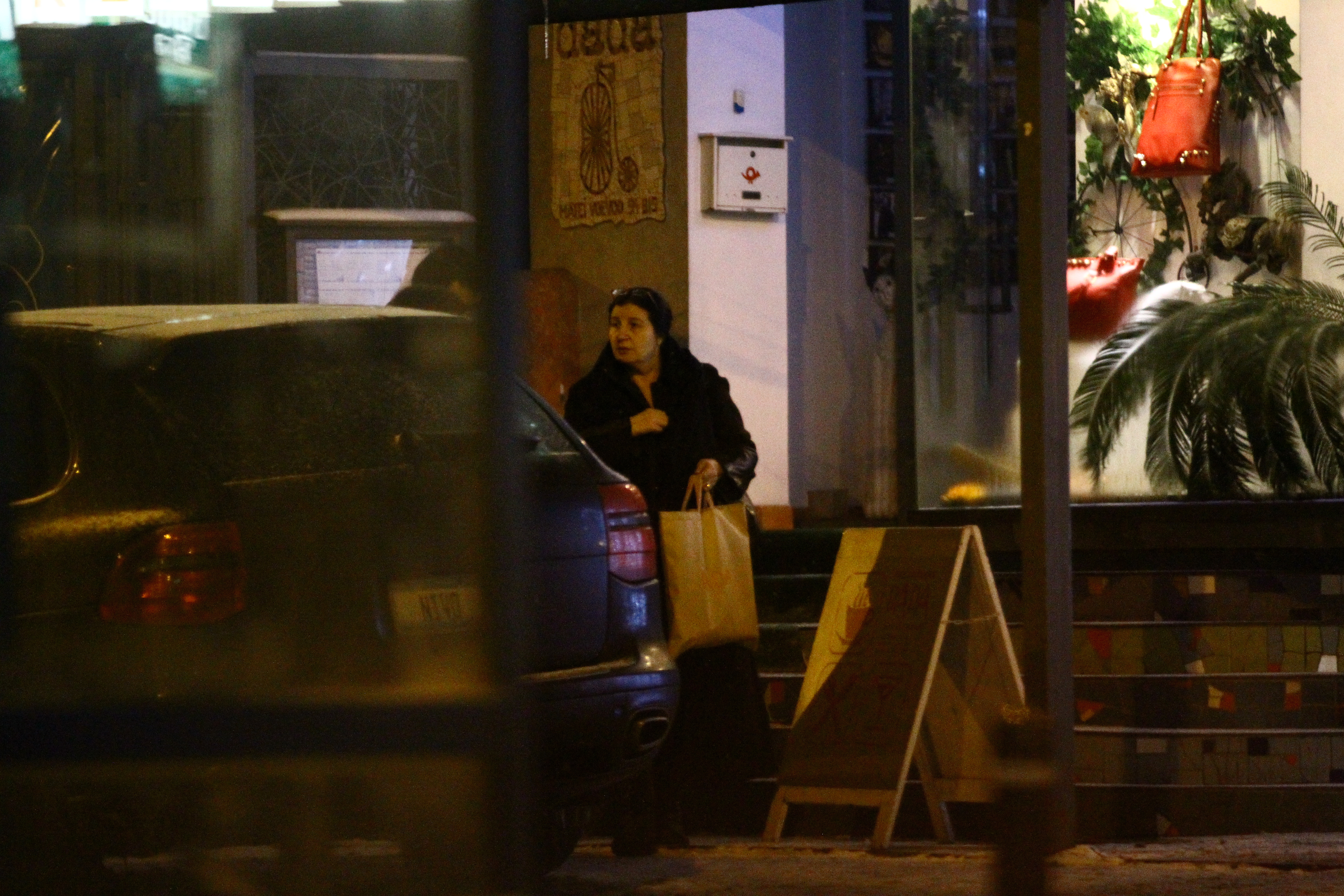 Actrita se intalneste pe strada cu un grup de prieteni