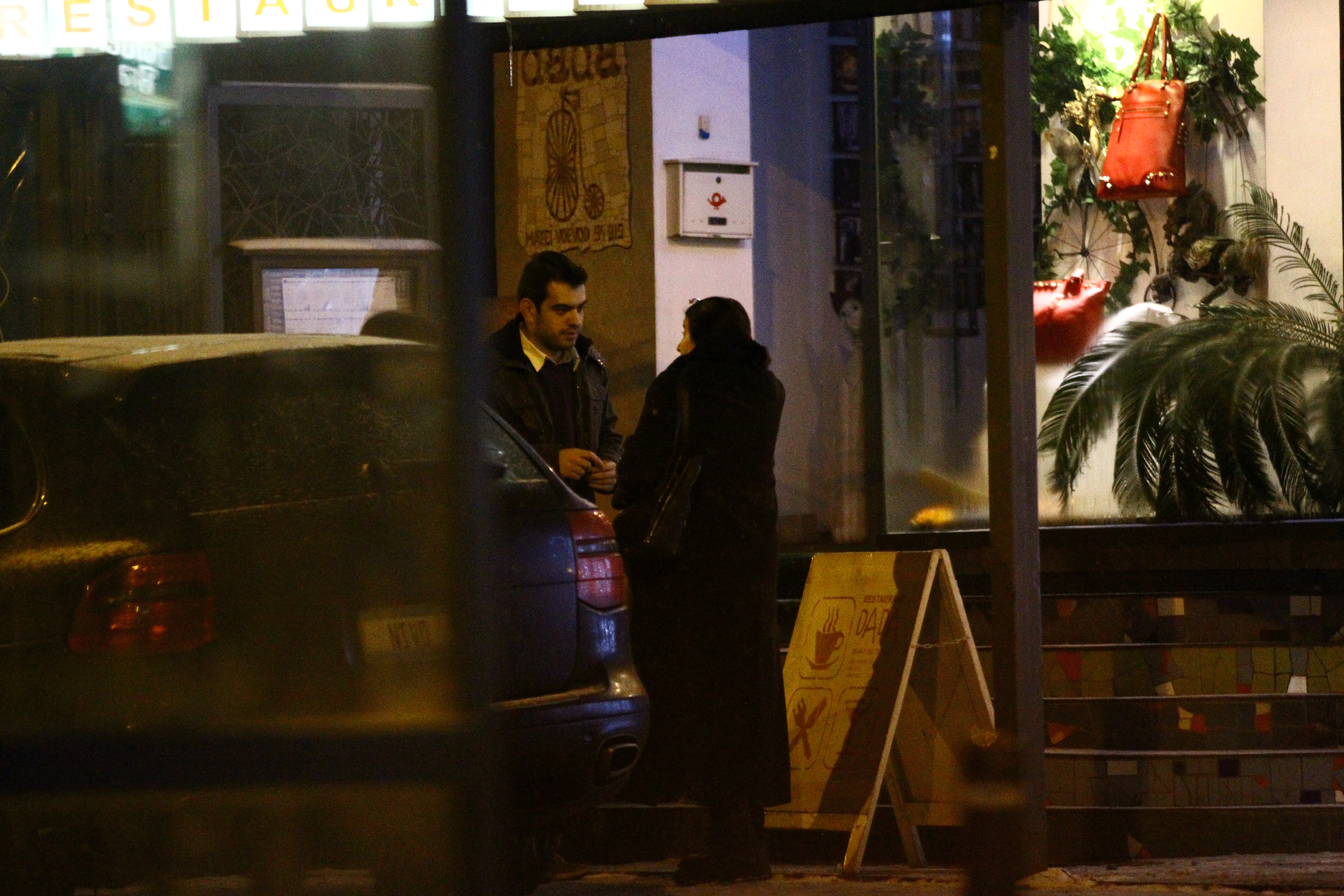 Prietenul actritei se poarta cuvincios si o intreaba cum se descurca in acesta perioada