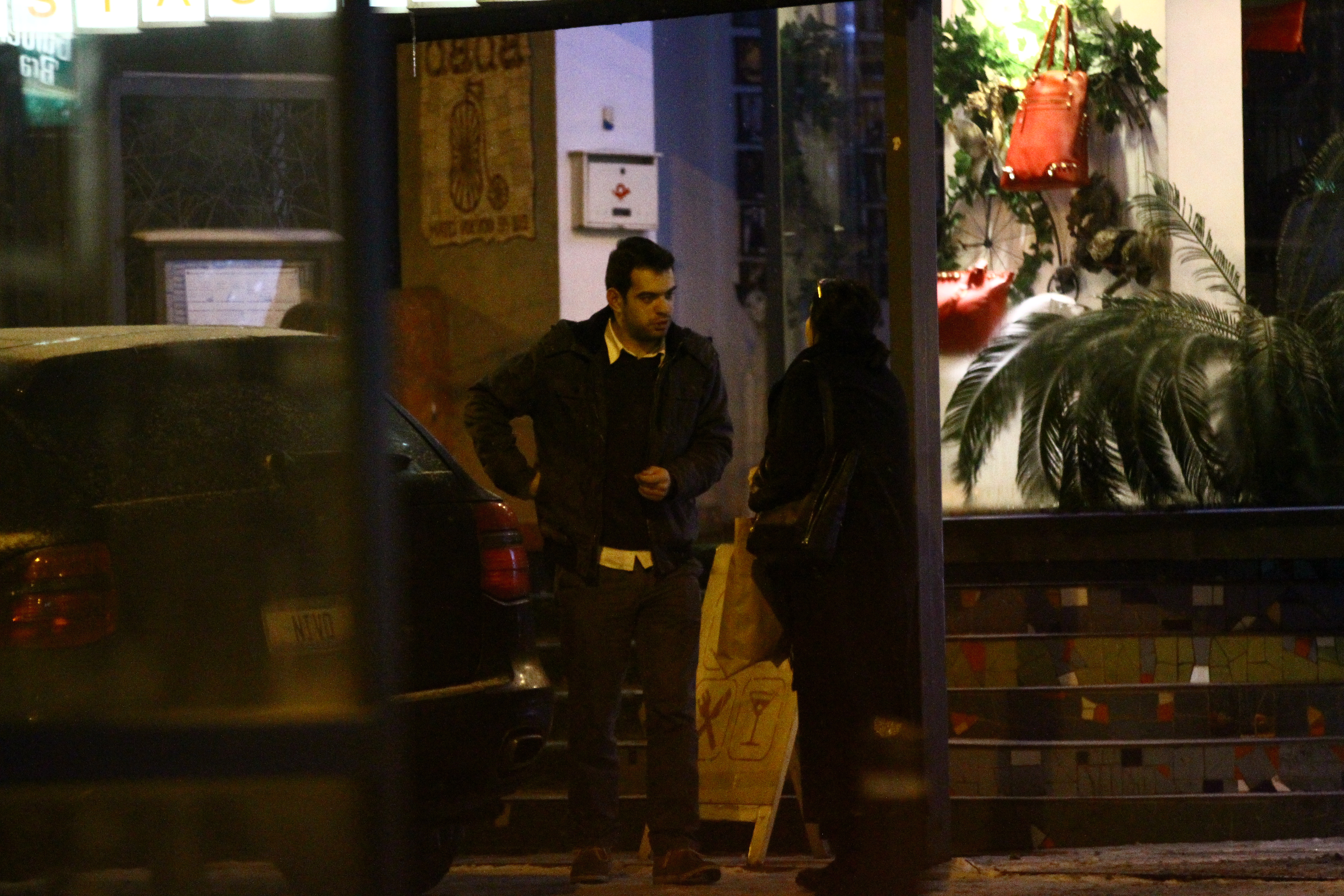 Cei trei discuta in strada punandu-se la curent cu noutatile