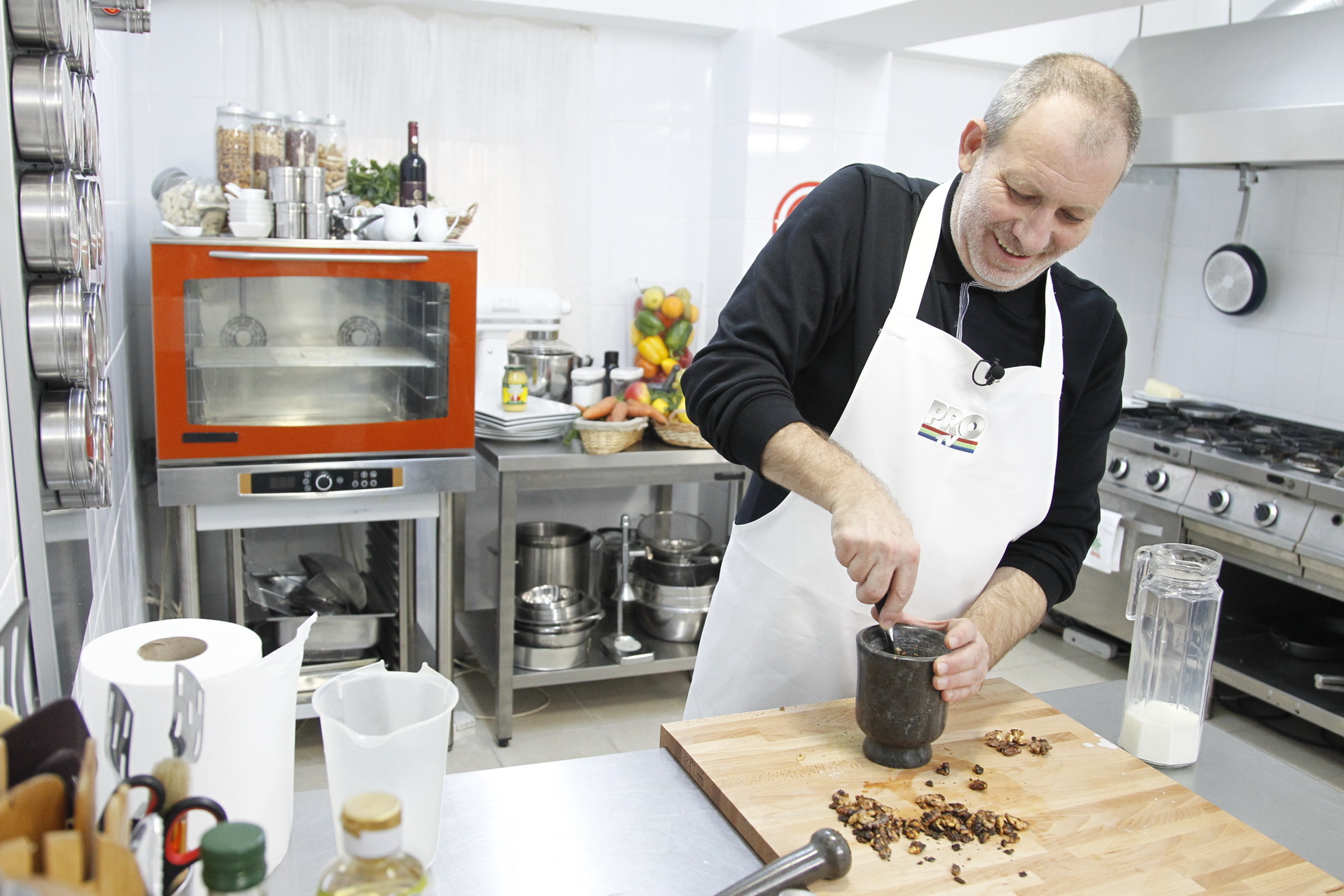 Atunci cand timpul ii permite, Busu poate deveni un ajutor de nadejde pentru sotia lui, in bucatrie