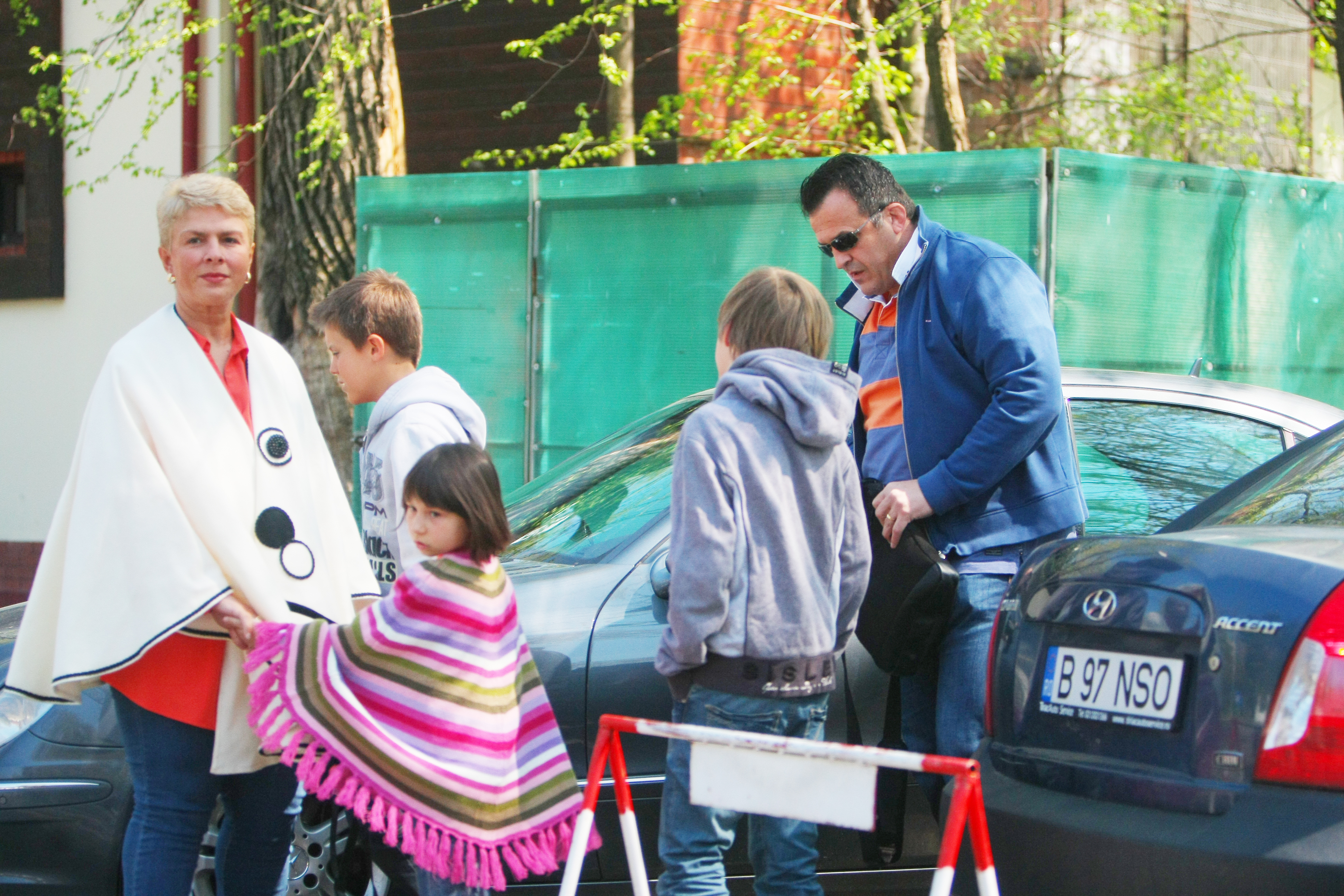 In urma cu cateva luni, Constantin purta verigheta pe inelarul mainii stangi