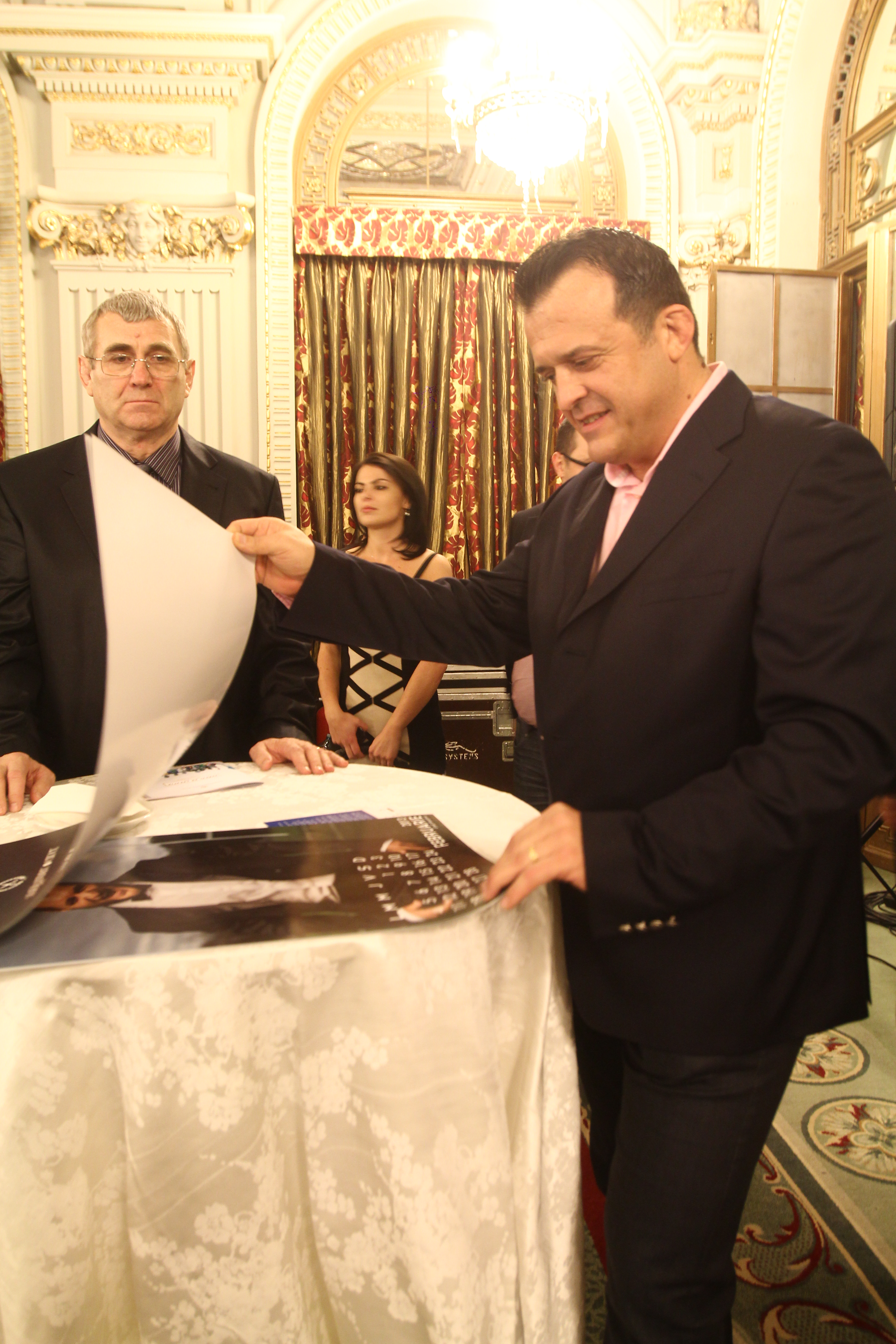 Pe data de 4 decembrie, la un eveniment monden, Constantin Iosef avea inelul de cununie pe deget.