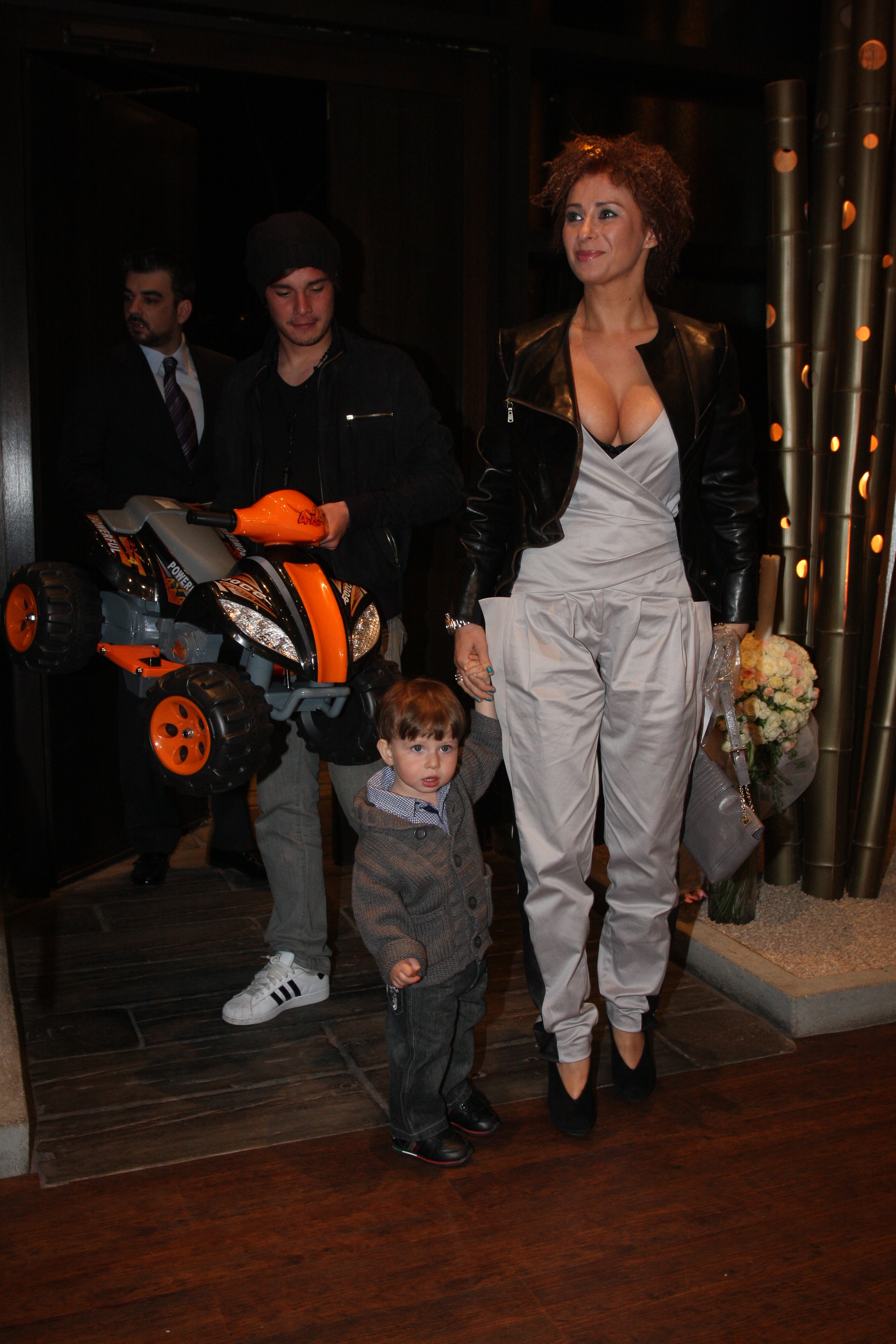 Ana si Reghe pleaca in vacanta cu baietelul lor si cu bona