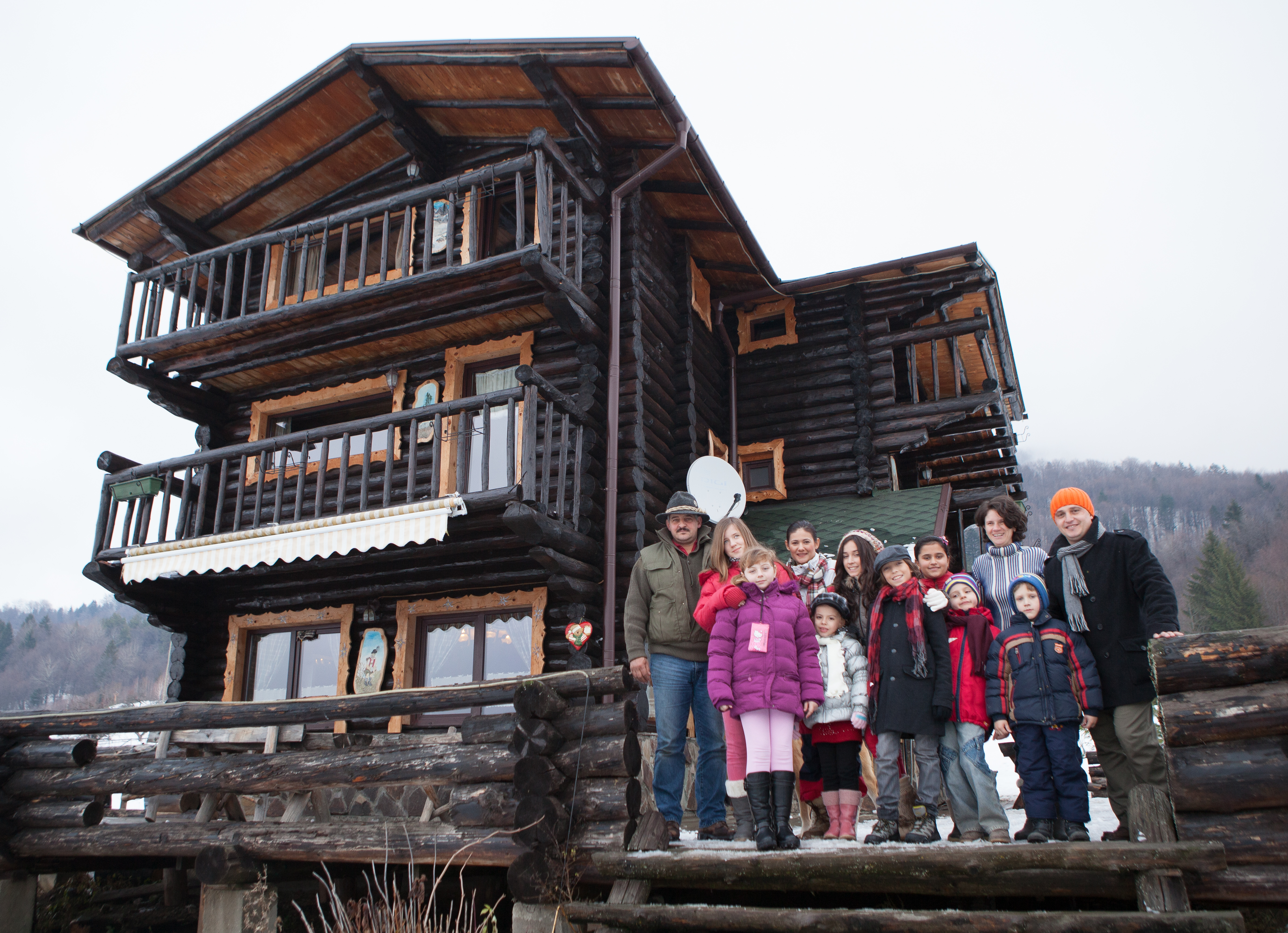 Violeta s-a fotografiat alaturi de echipa de productie si micii artisti