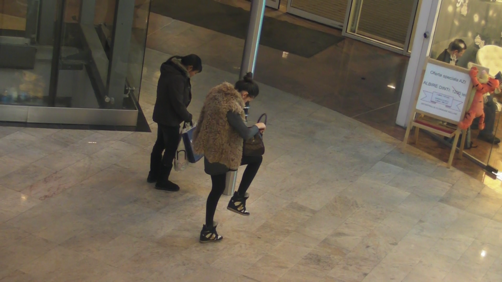 Prezentatoarea TV a cautat cheile in geanta, inca de cand se afla inauntru, pentru a nu sta in frig, in fata masinii