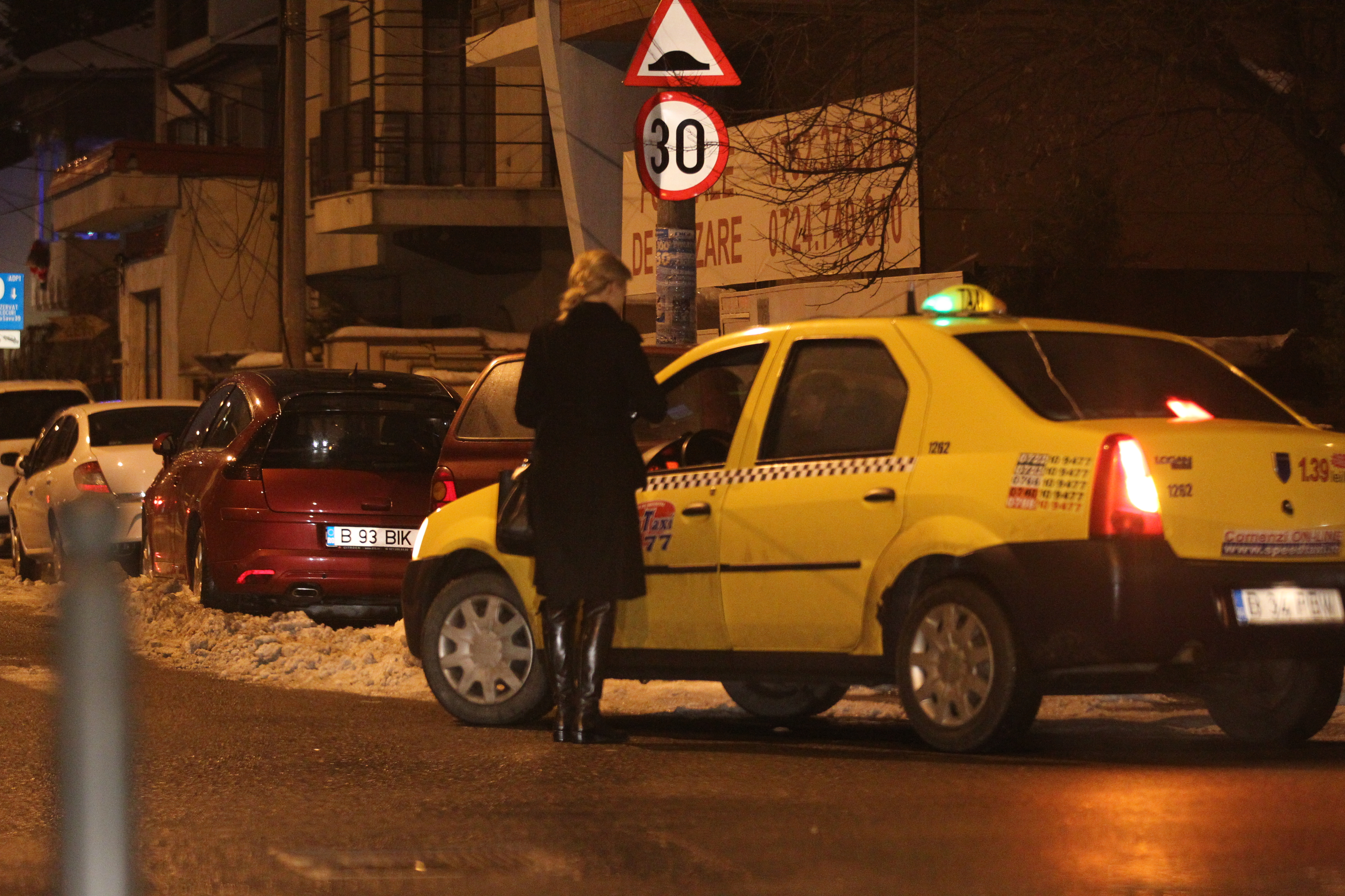 Iulia a venit la intalnire cu taxiul