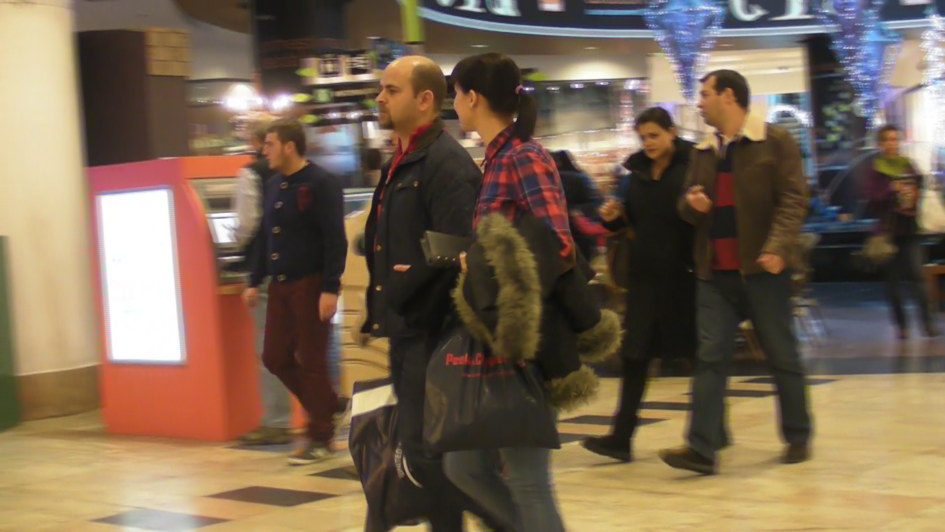 Cei doi depasesc zona magazinelor si merg la un fast-food