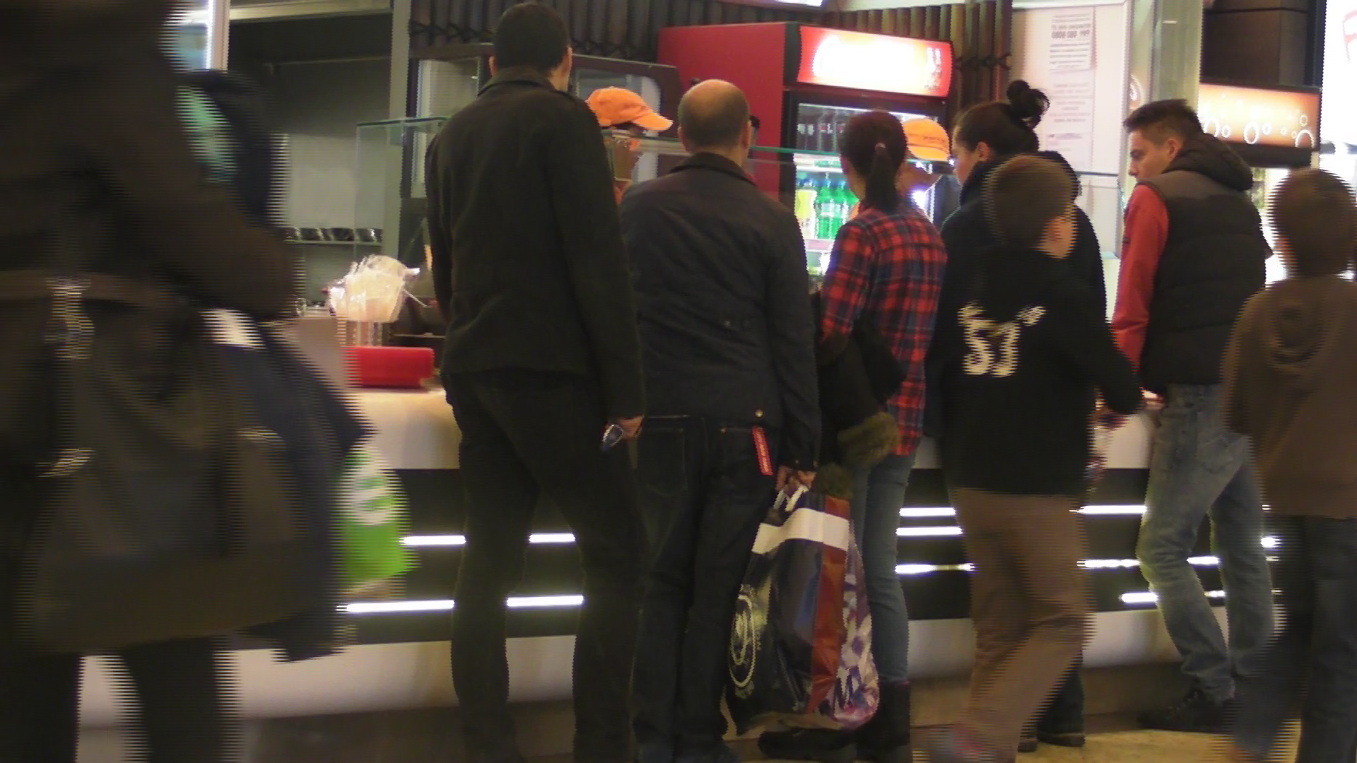 Vedeta se aseaza la rand si se gandeste ce sa comande