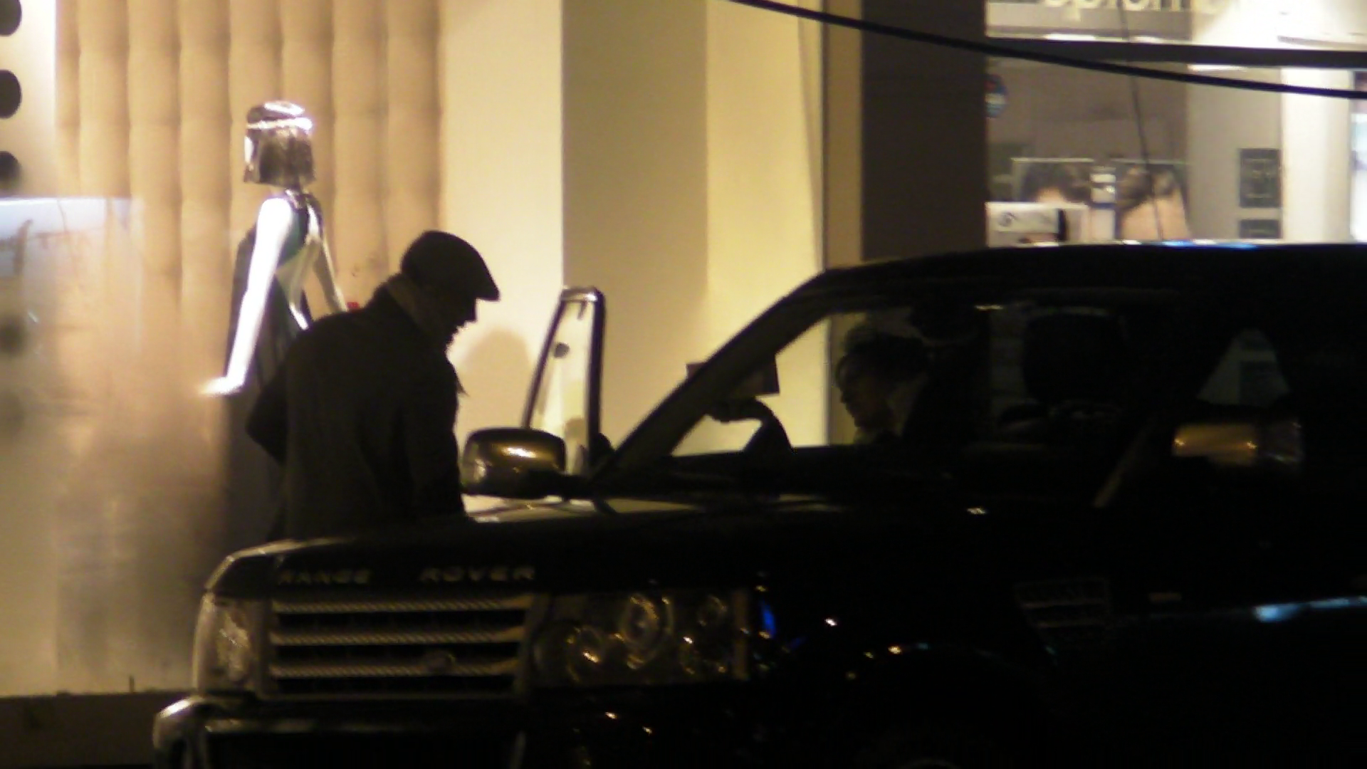 Inainte de a se urca la volan, Frank ii deschide portiera din dreapta Mariei.