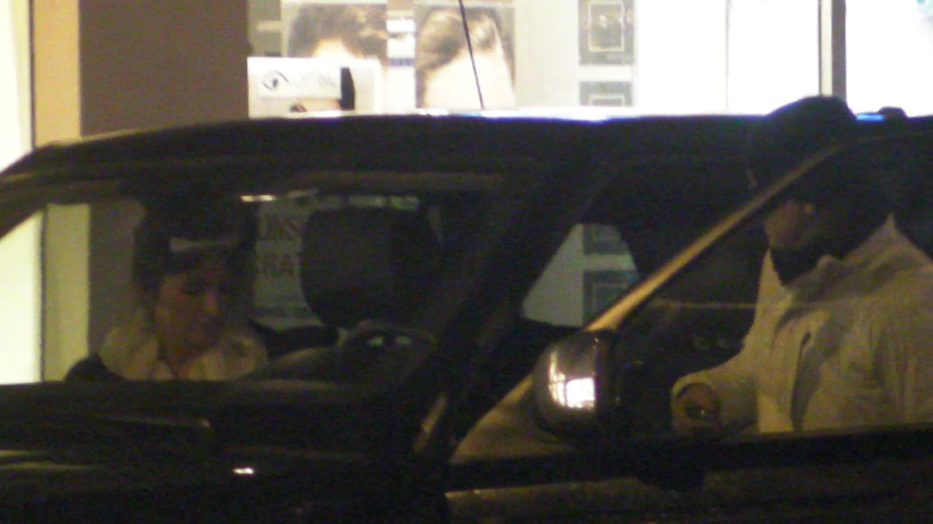 Apoi, se urca el pe scaunul soferului