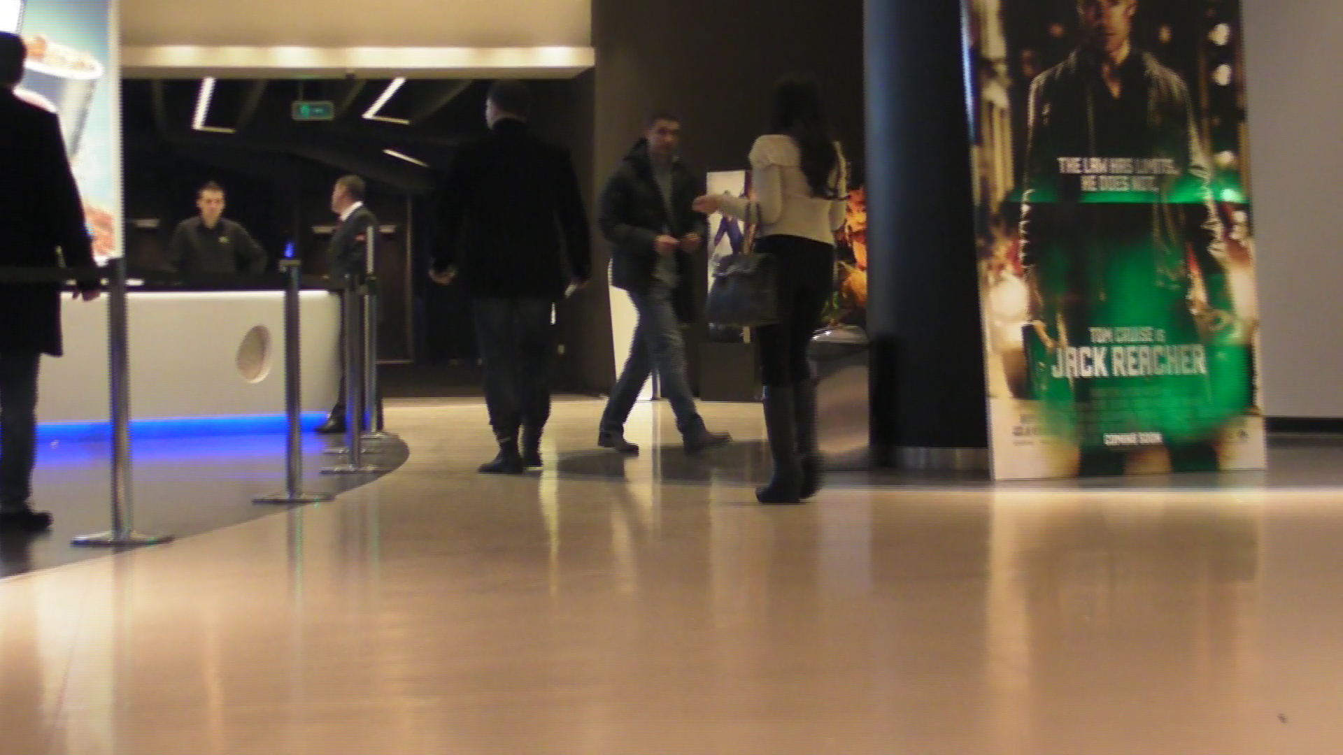 In loc sa-si dea seama ca a facut un gest eronat, George a luat-o si mai tare la pas inaintea partenerei lui