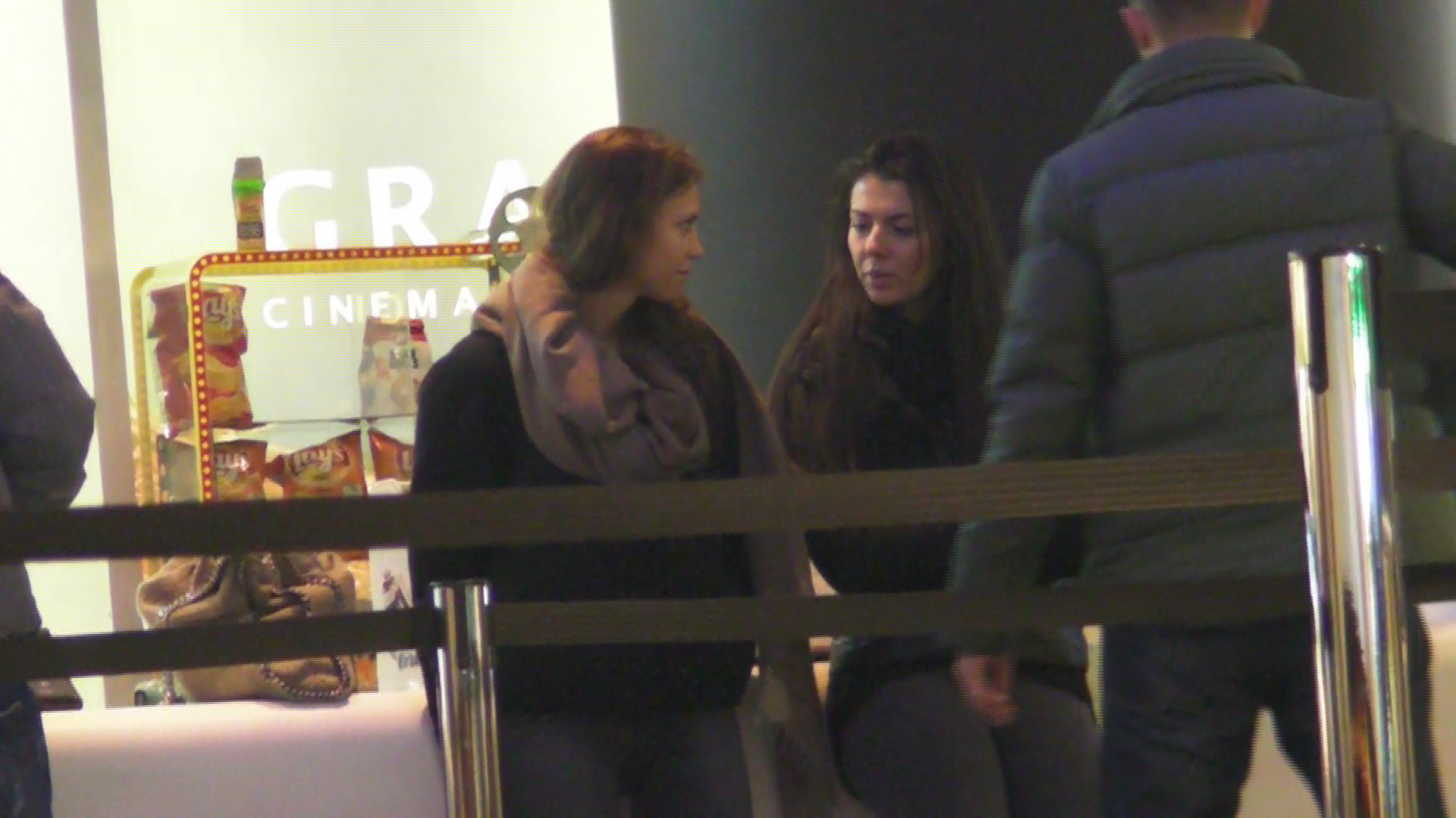 Cristina si amica sa asteapta sa intre la film