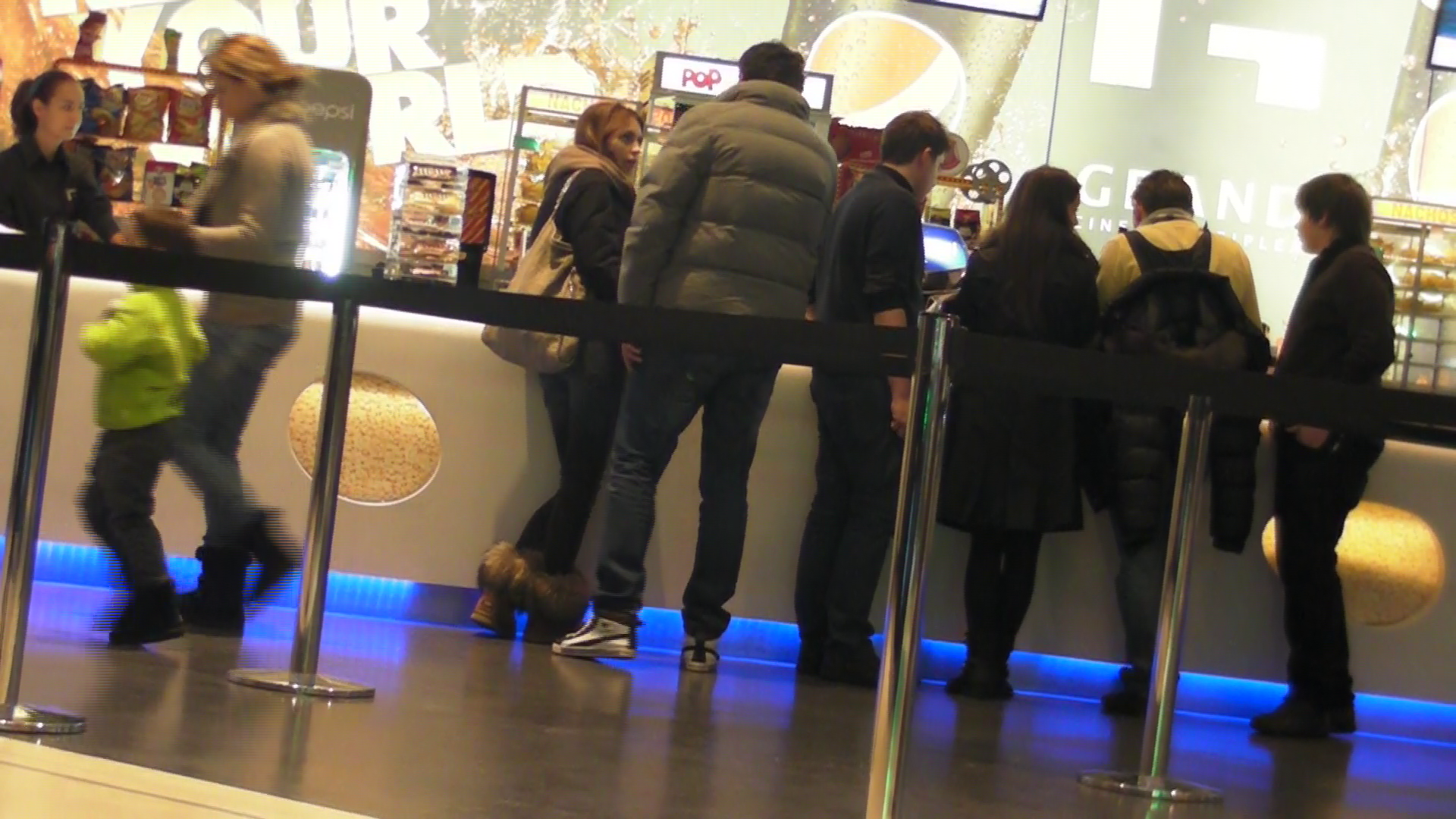 Cristina si Alex stau la rand la pop-corn