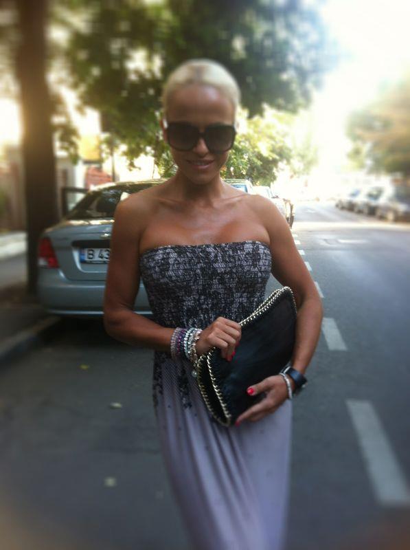 Blonda avea un bust destul de inestetic