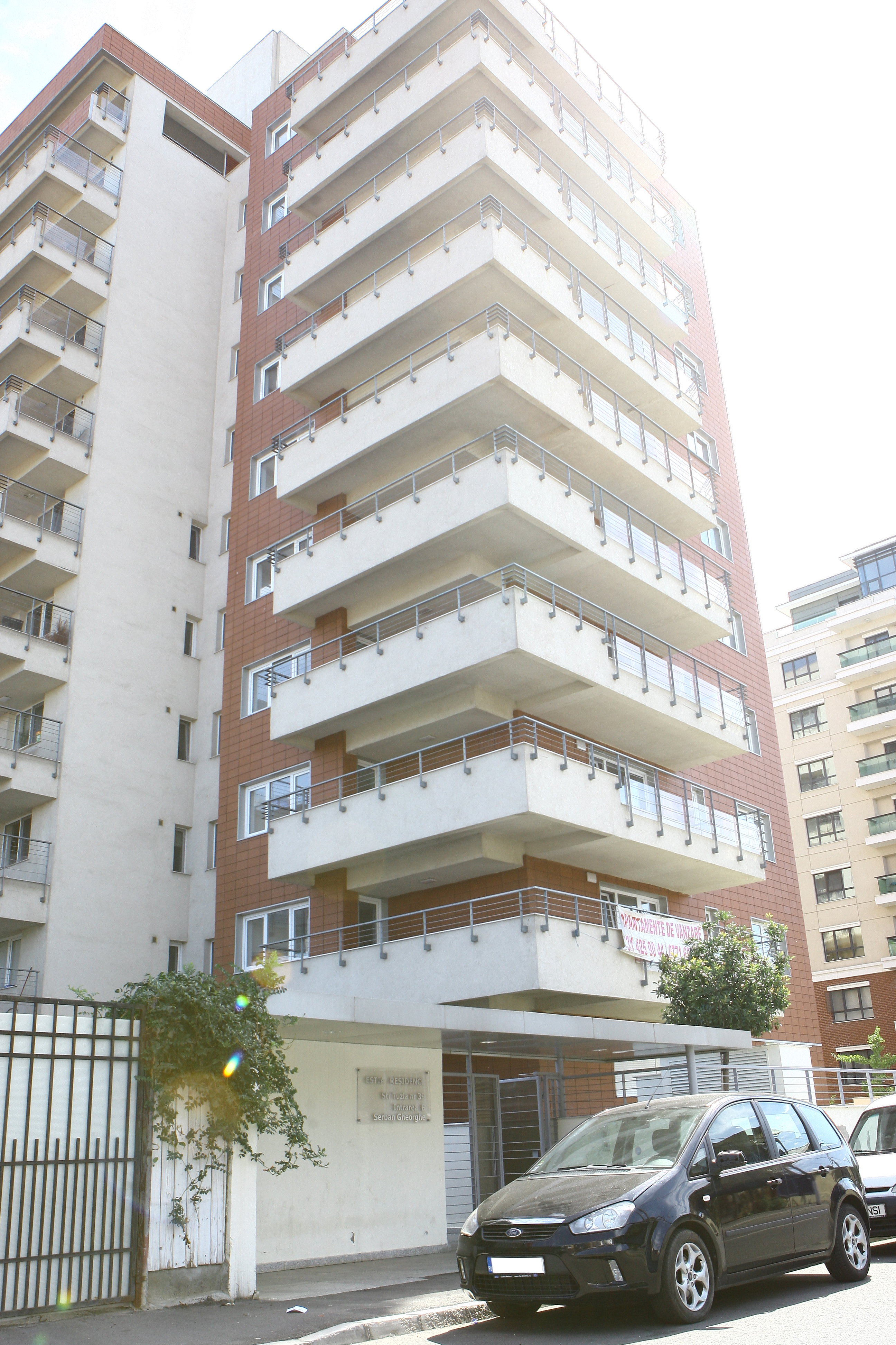 In acest imobil se afla apartamentul Oanei Roman