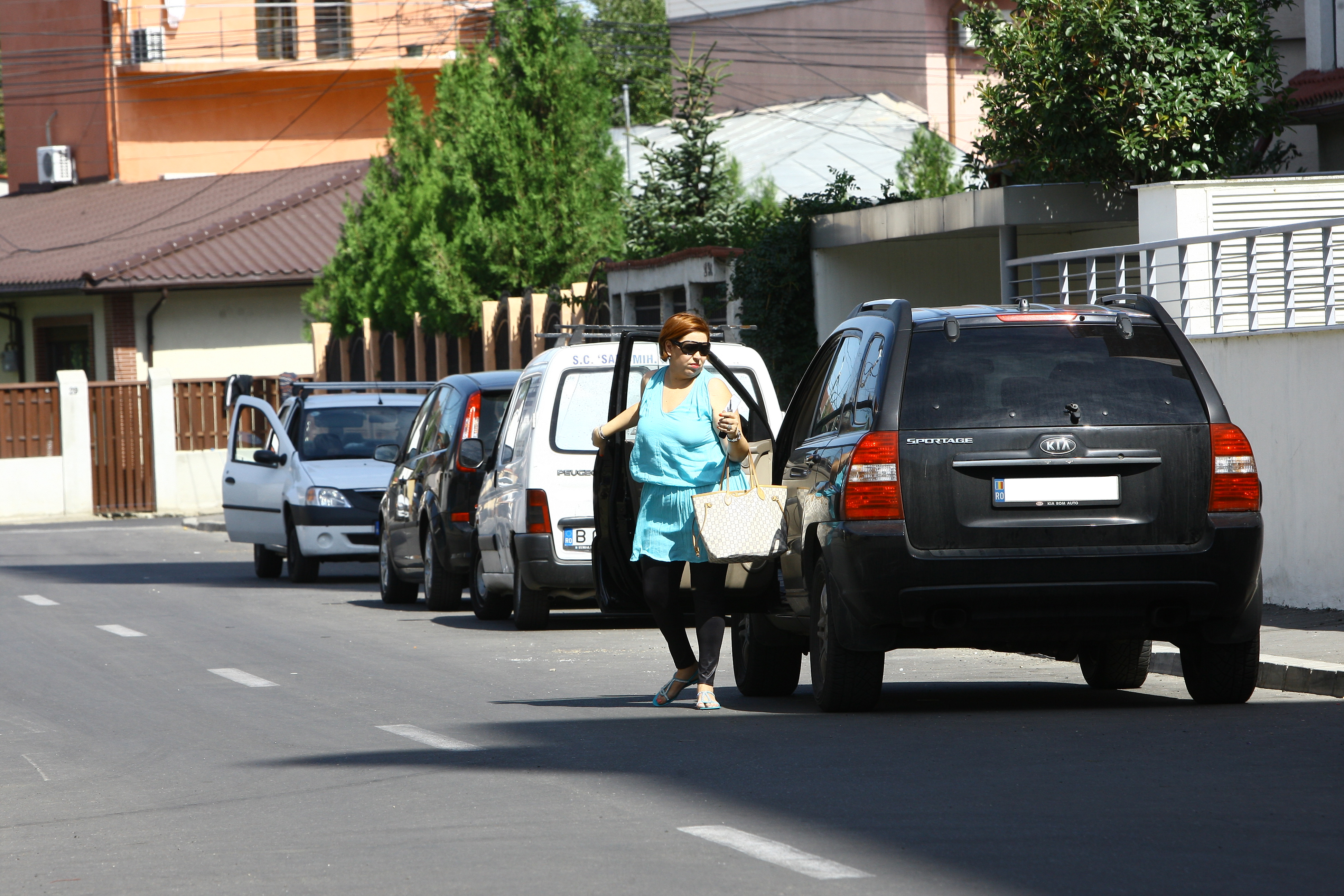 Vedeta TV obisnuia sa-si parcheze masina in fata casei