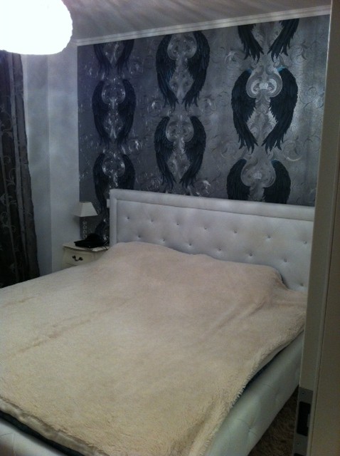 Pentru dormitorul ei, Sylvia a folosit un tapet comandat din Italia