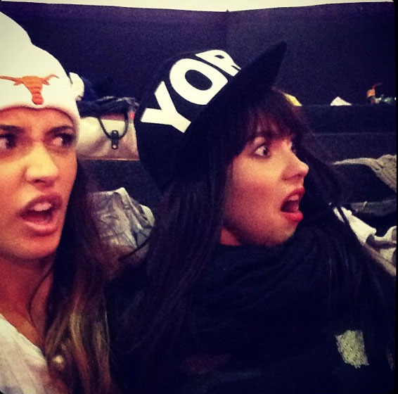 Inna şi Antonia se distrează de minune împreună! Nu le-ai văzut niciodată strâmbându-se aşa!