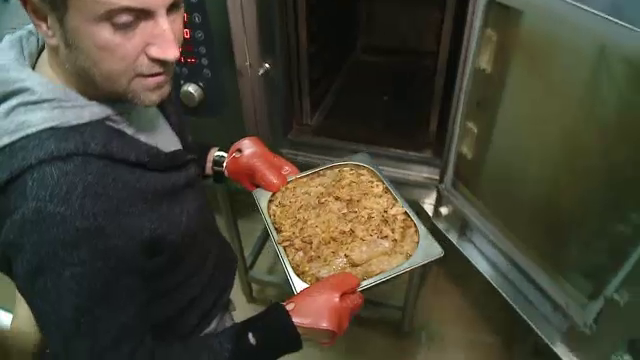 De Craciun pana si designerii gatesc! ! L-ati vazut facand multe, dar asta nu! Uite-l pe Bote cum impacheteaza sarmale!