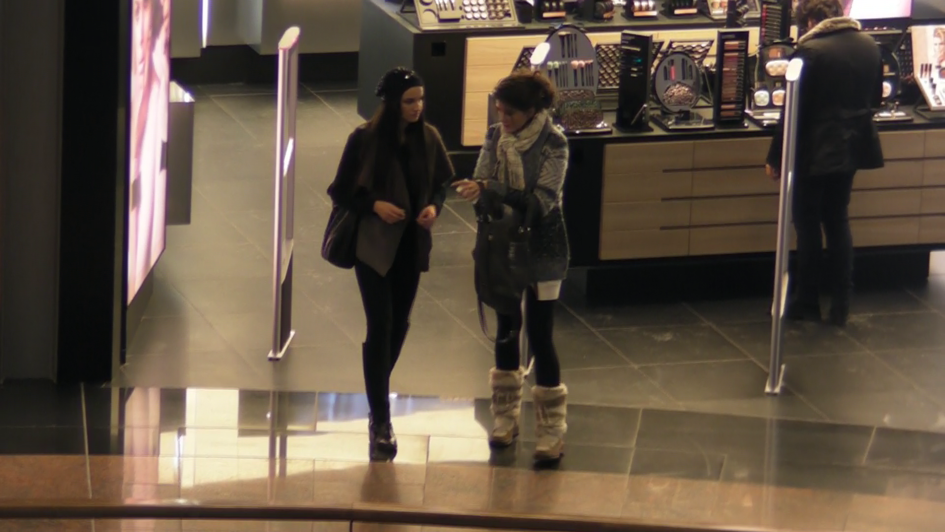 In momentul in care Alina si prietena ei au iesit din magazin, sistemul de alarma a inceput sa 