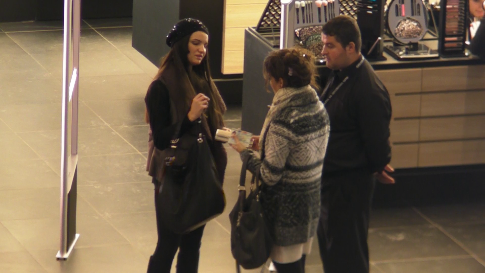 In secunda urmatoare, unul dintre agentii de paza a inceput sa le chestioneze pe fete si a pus-o pe Alina sa-i arate tot ce detine in geanta